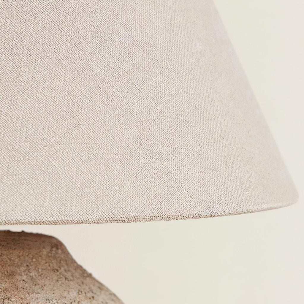 Stolní svítidlo z keramiky Desert Sand — kabel 59", patice E26