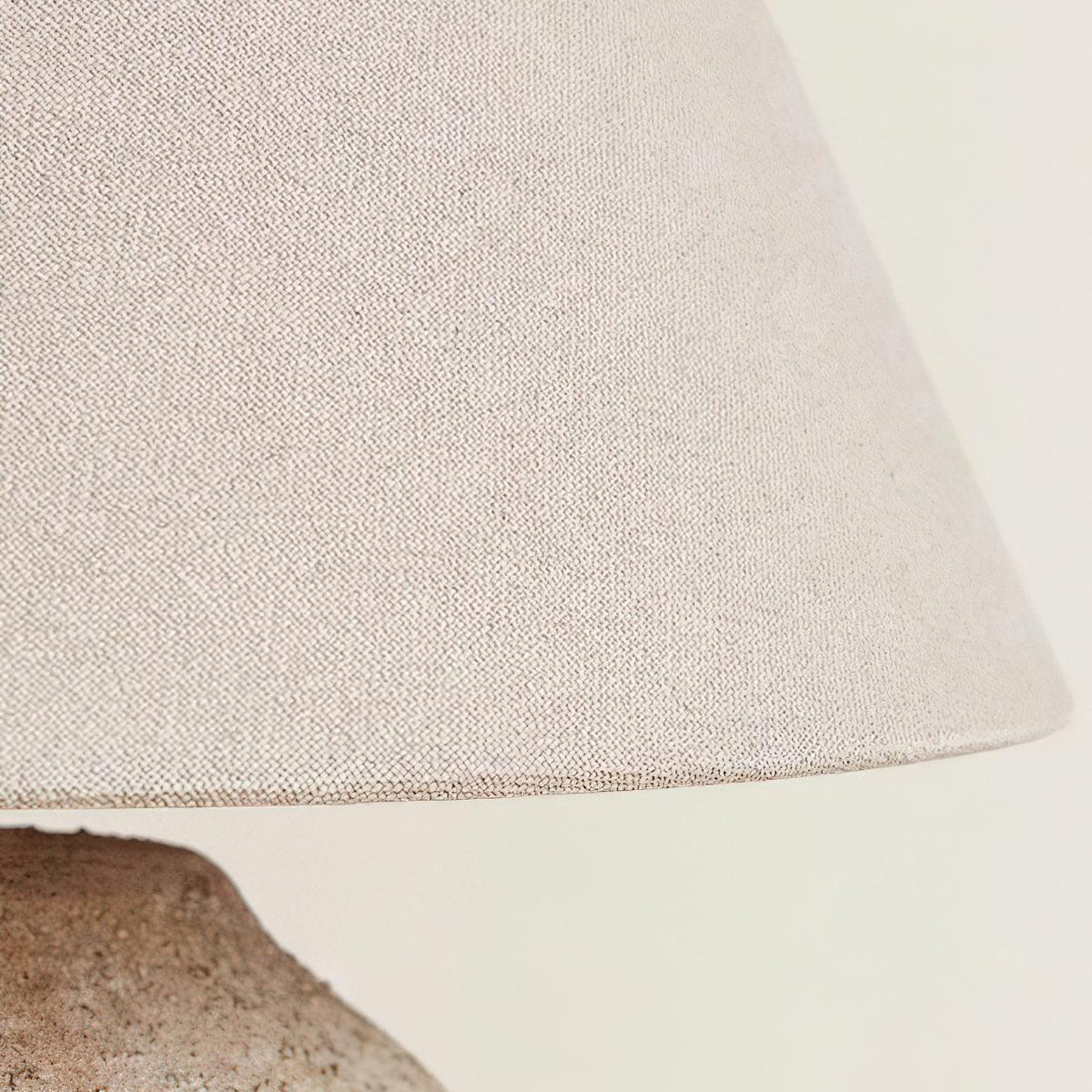 Stolní svítidlo z keramiky Desert Sand — kabel 59", patice E26