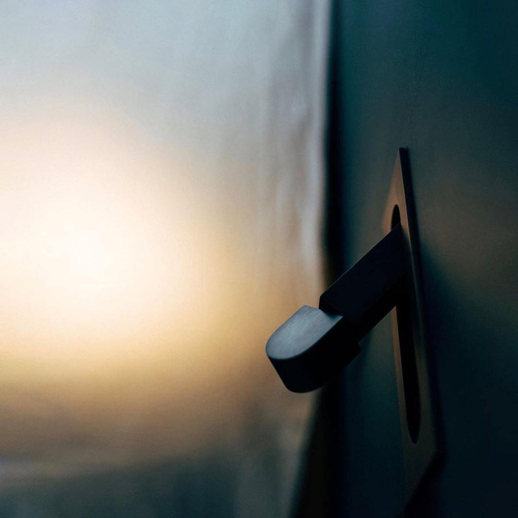 Lampada da lettura LED moderna da comodino — Interruttore a pressione nascosto