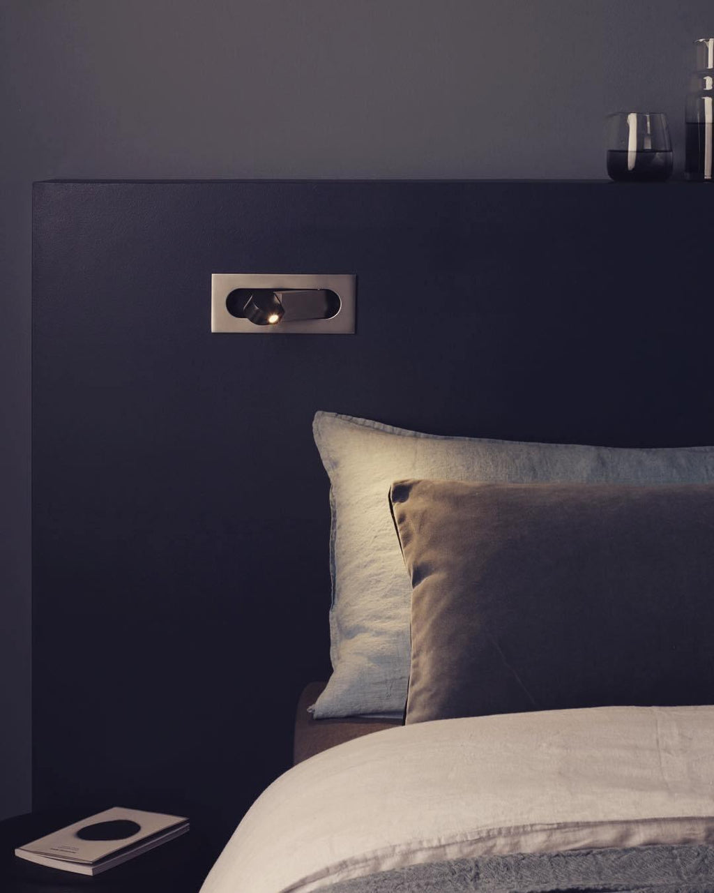 Lampada da lettura LED moderna da comodino — Interruttore a pressione nascosto