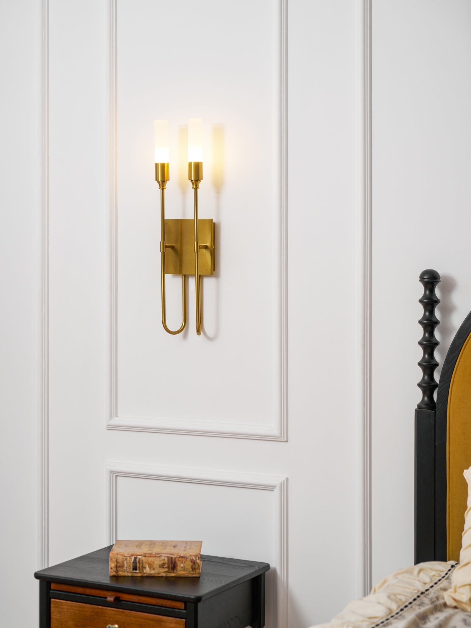 Nástěnné svítidlo s dvojitou šipkou — symetrický design se dvěma světly