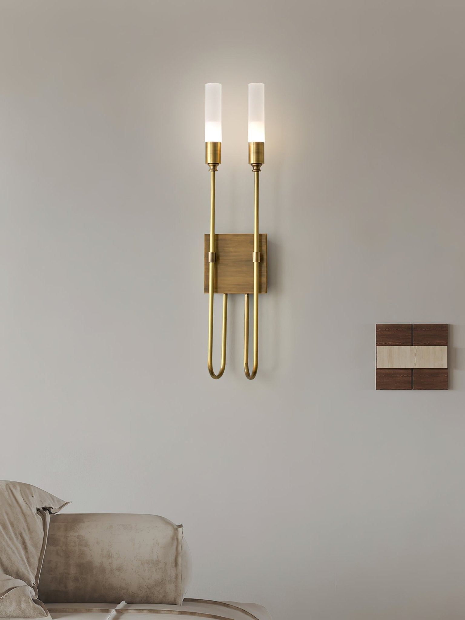 Nástěnné svítidlo s dvojitou šipkou — symetrický design se dvěma světly