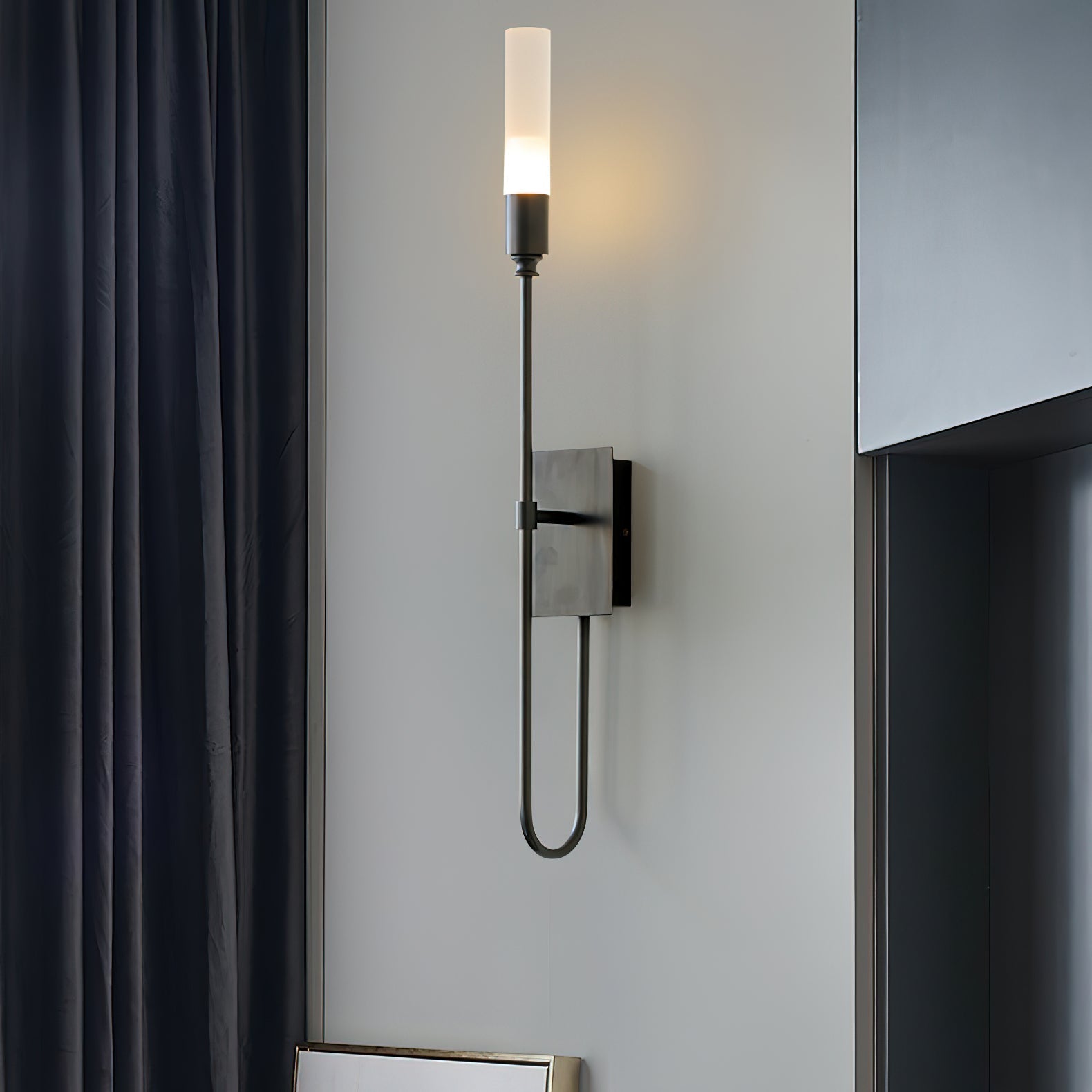 Nástěnné svítidlo s dvojitou šipkou — symetrický design se dvěma světly