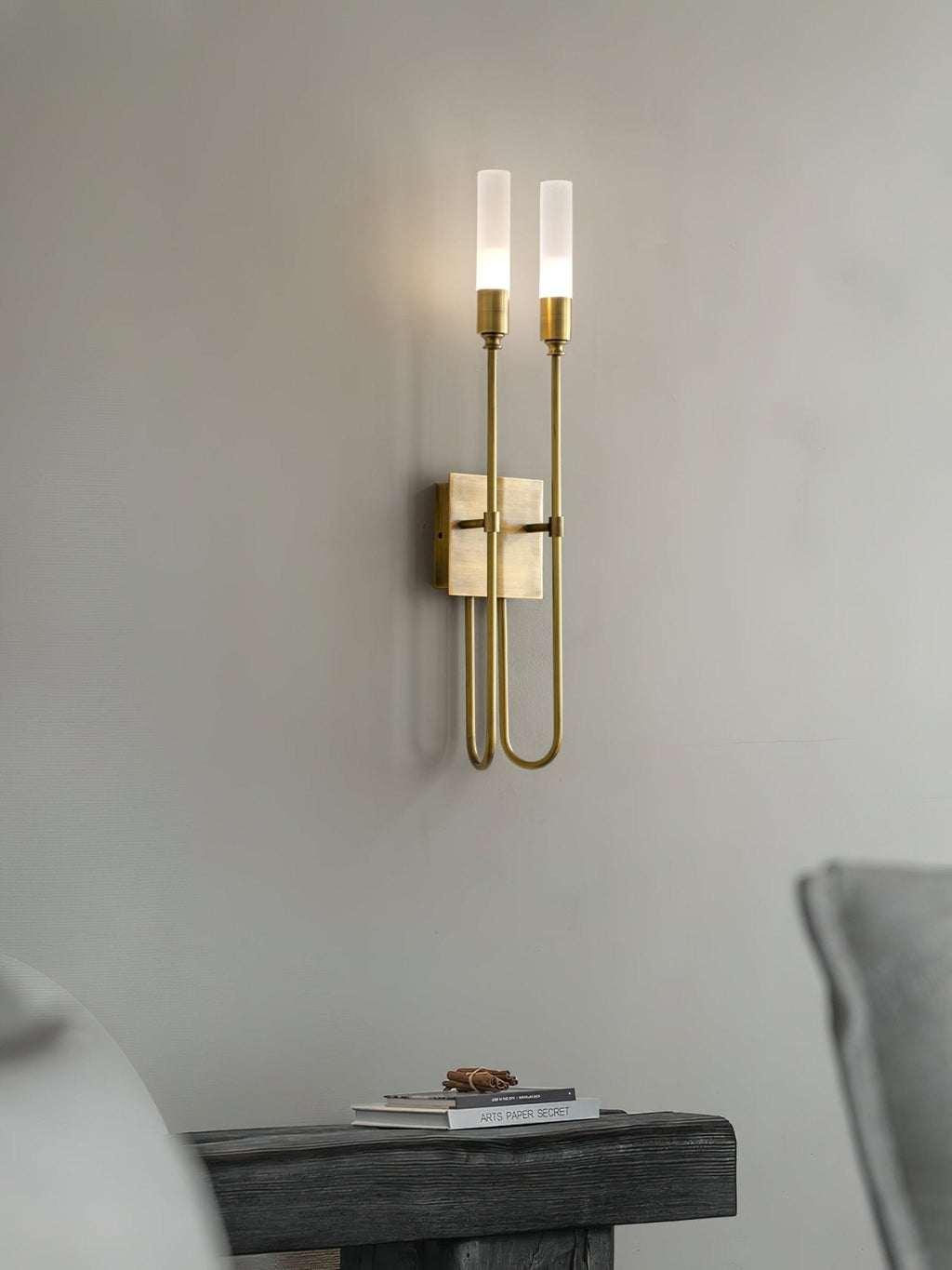 Nástěnné svítidlo s dvojitou šipkou — symetrický design se dvěma světly
