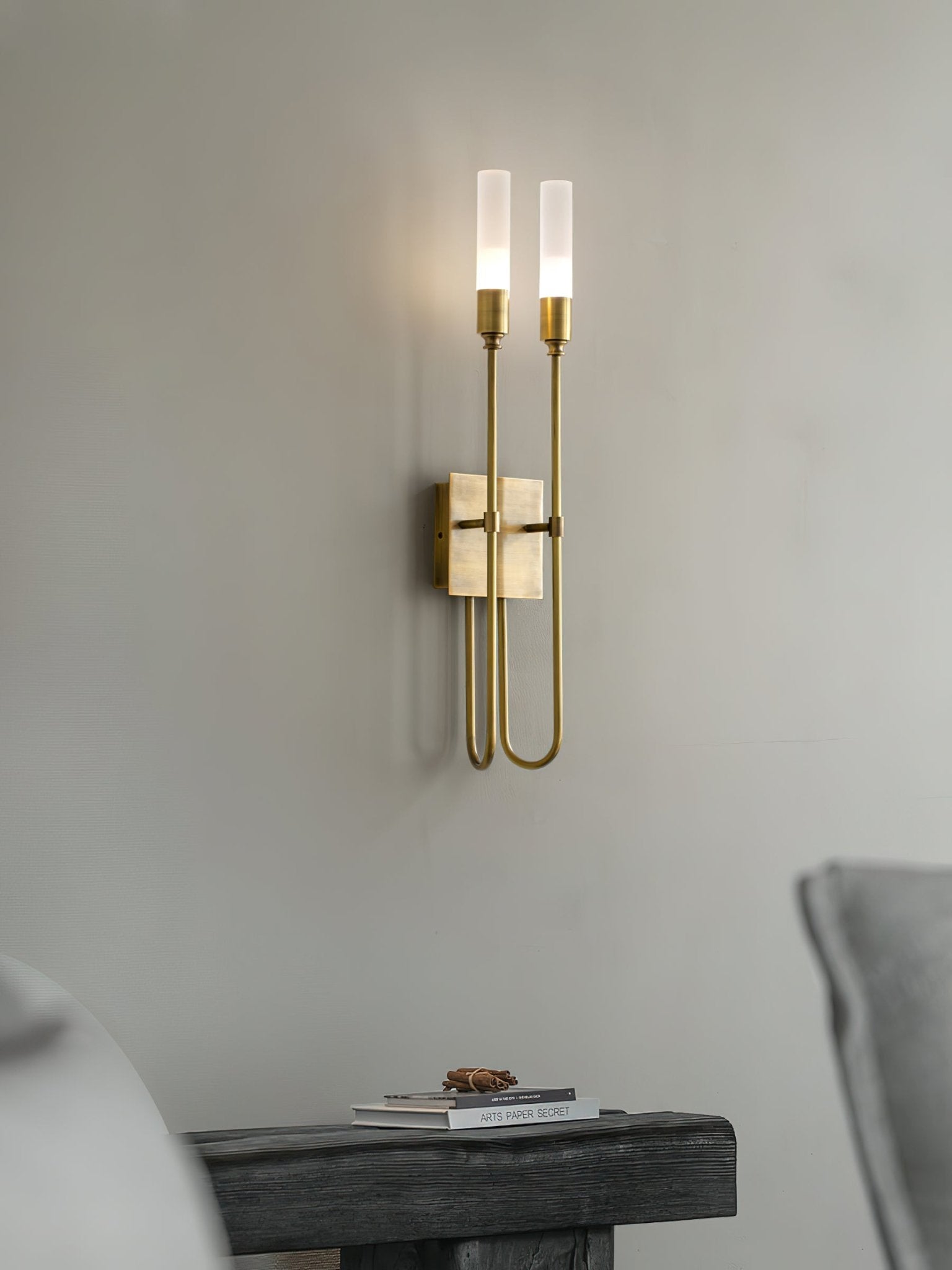 Nástěnné svítidlo s dvojitou šipkou — symetrický design se dvěma světly