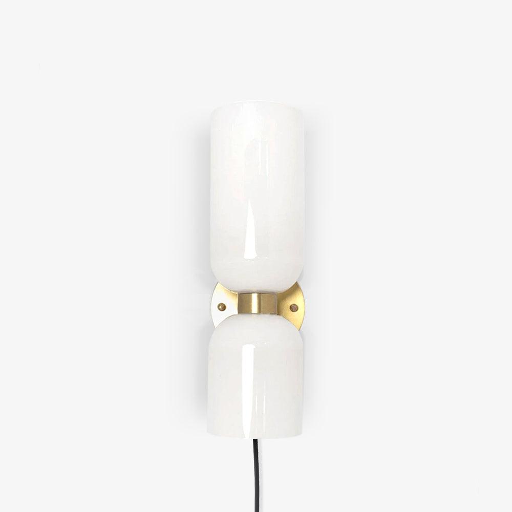 Edie vägglampa med stickpropp – överdimensionerad toppkolonndesign