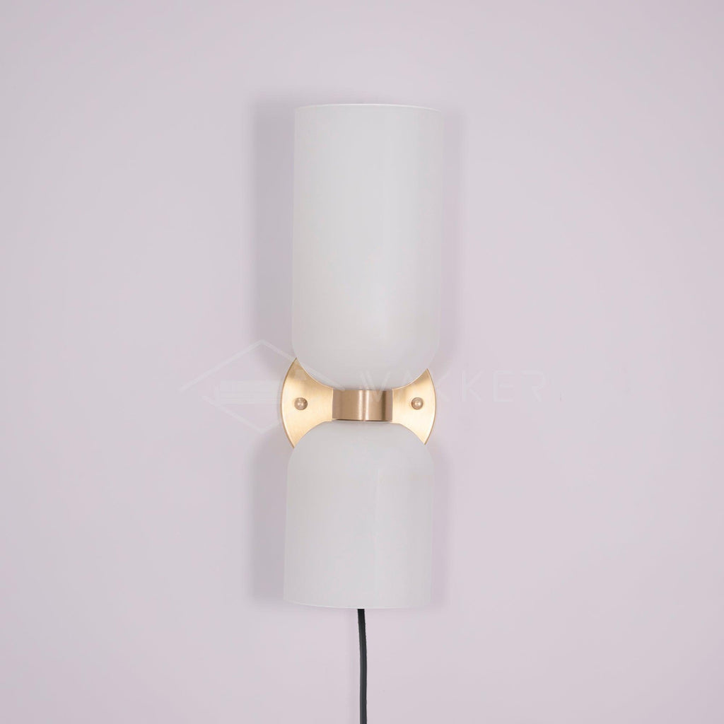 Edie vägglampa med stickpropp – överdimensionerad toppkolonndesign