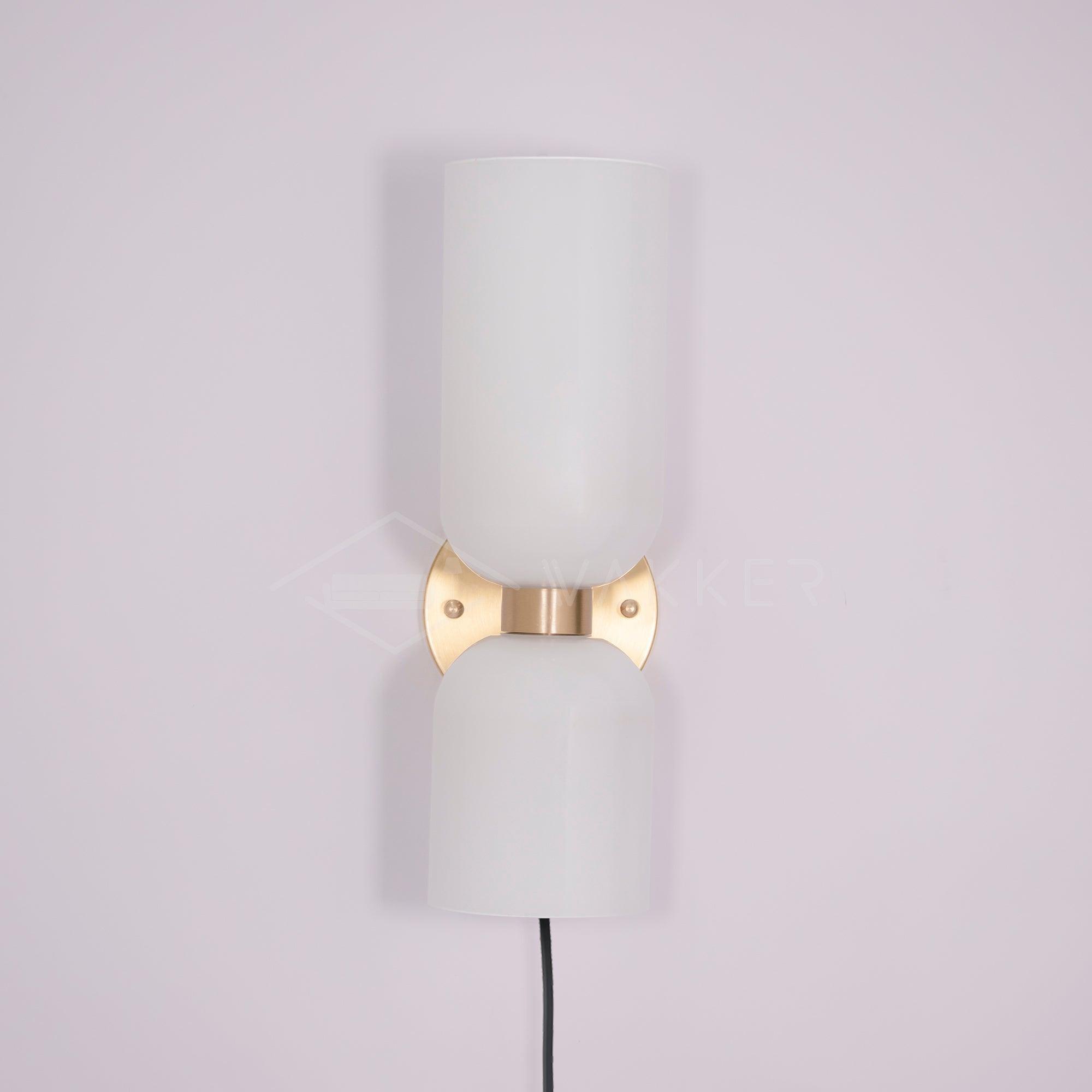 Edie vägglampa med stickpropp – överdimensionerad toppkolonndesign