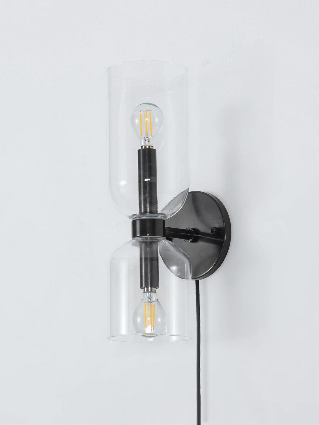 Edie vägglampa med stickpropp – överdimensionerad toppkolonndesign