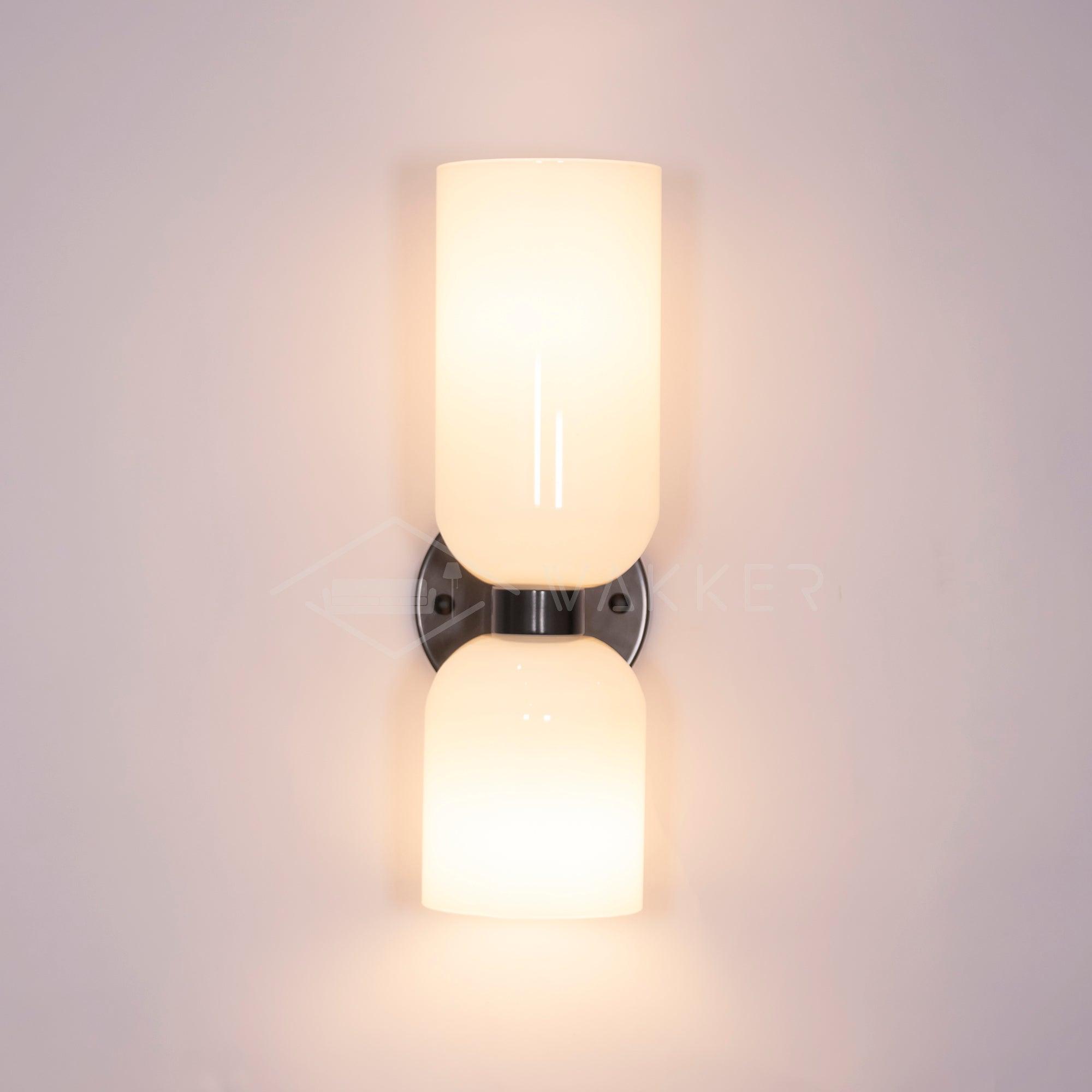 Edie moderne vegglampe – skulpturelt søyledesign, varm belysning