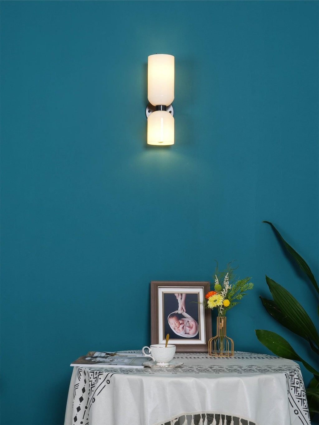 Edie moderne vegglampe – skulpturelt søyledesign, varm belysning