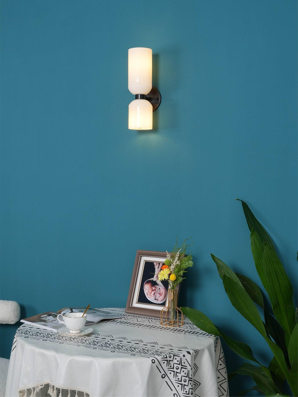 Edie moderne vegglampe – skulpturelt søyledesign, varm belysning