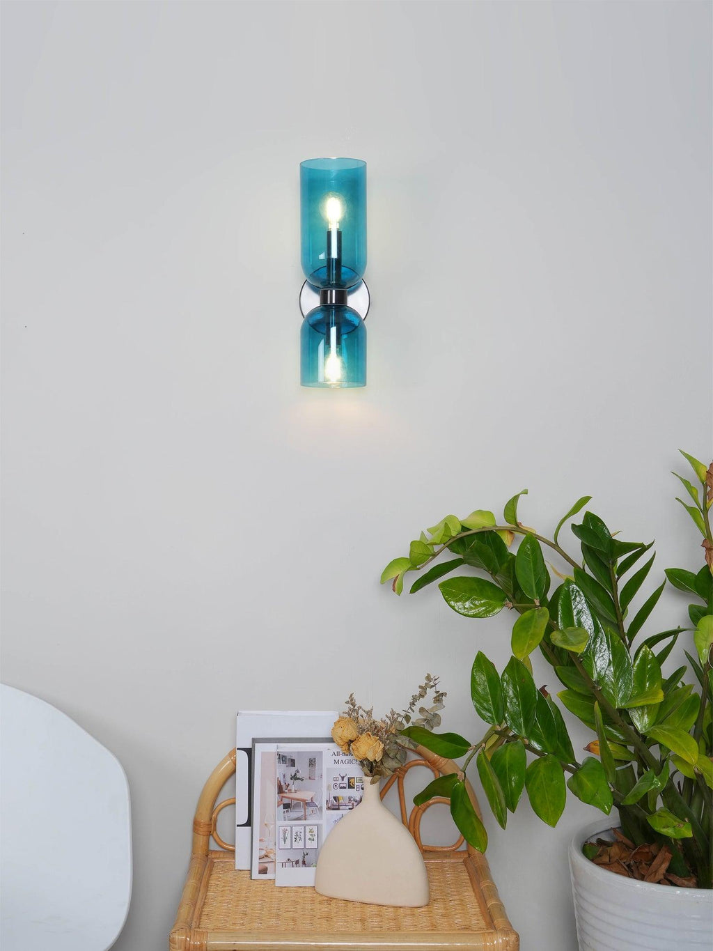 Edie moderne vegglampe – skulpturelt søyledesign, varm belysning