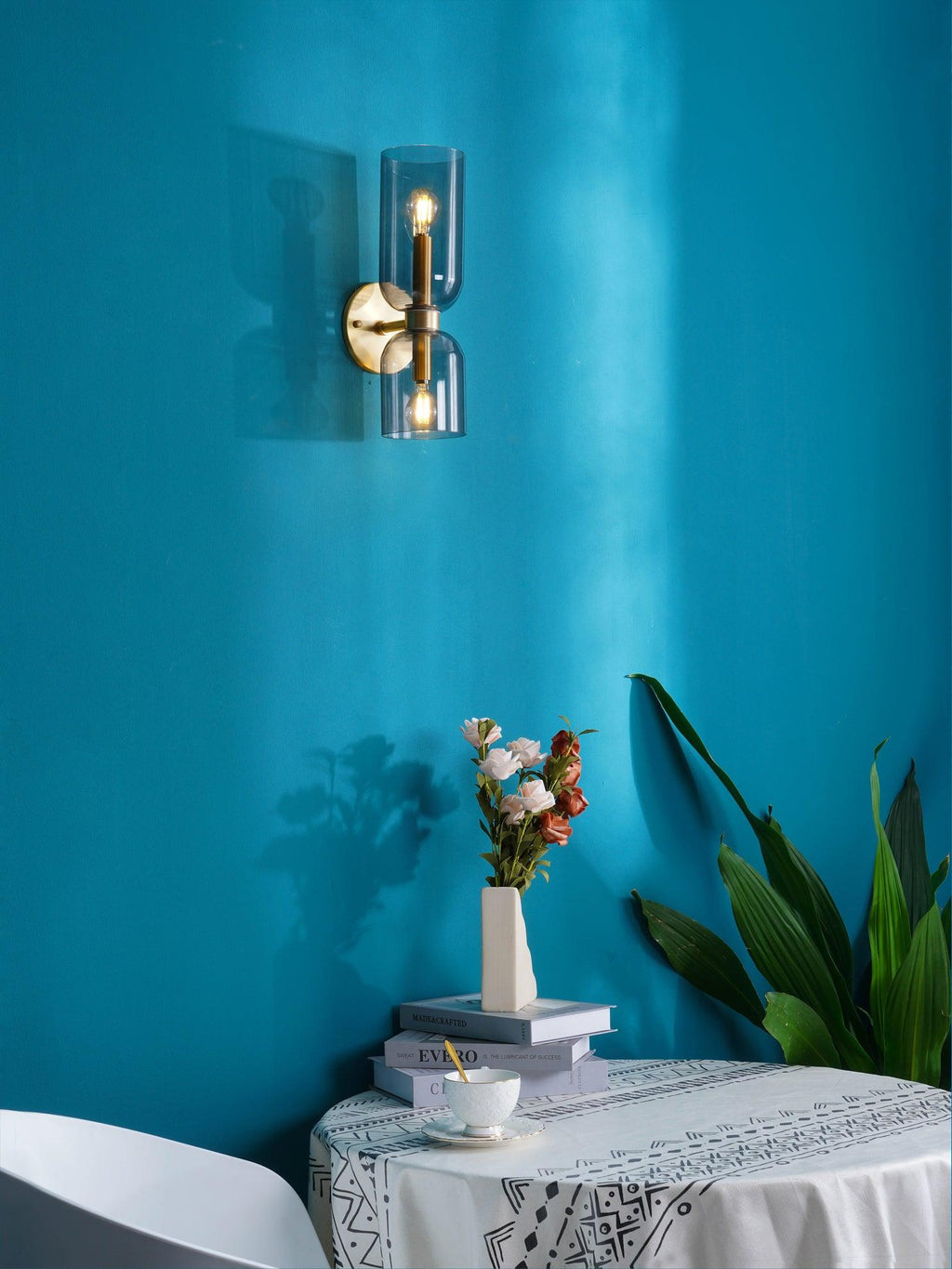 Edie moderne vegglampe – skulpturelt søyledesign, varm belysning