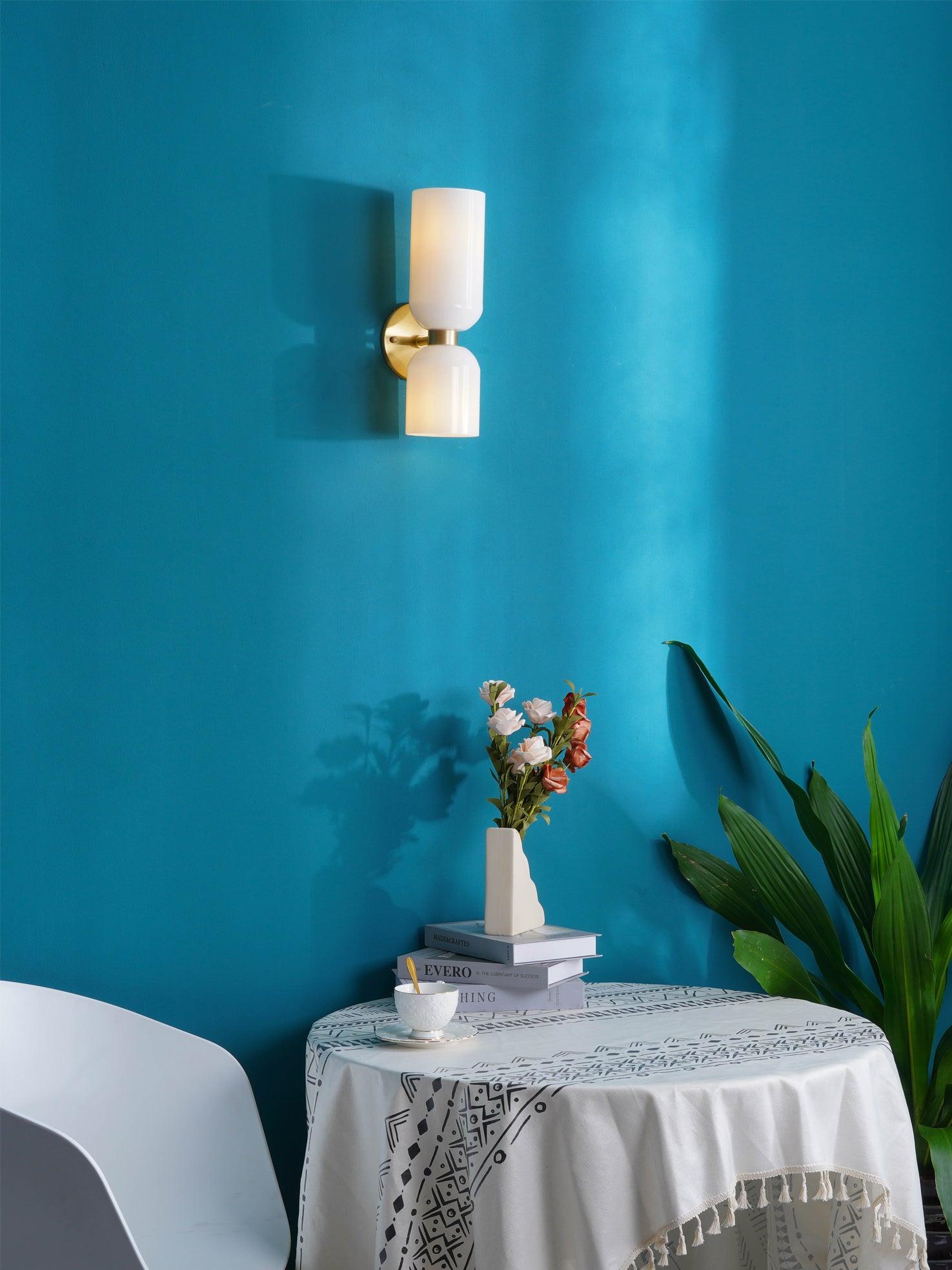 Edie moderne vegglampe – skulpturelt søyledesign, varm belysning