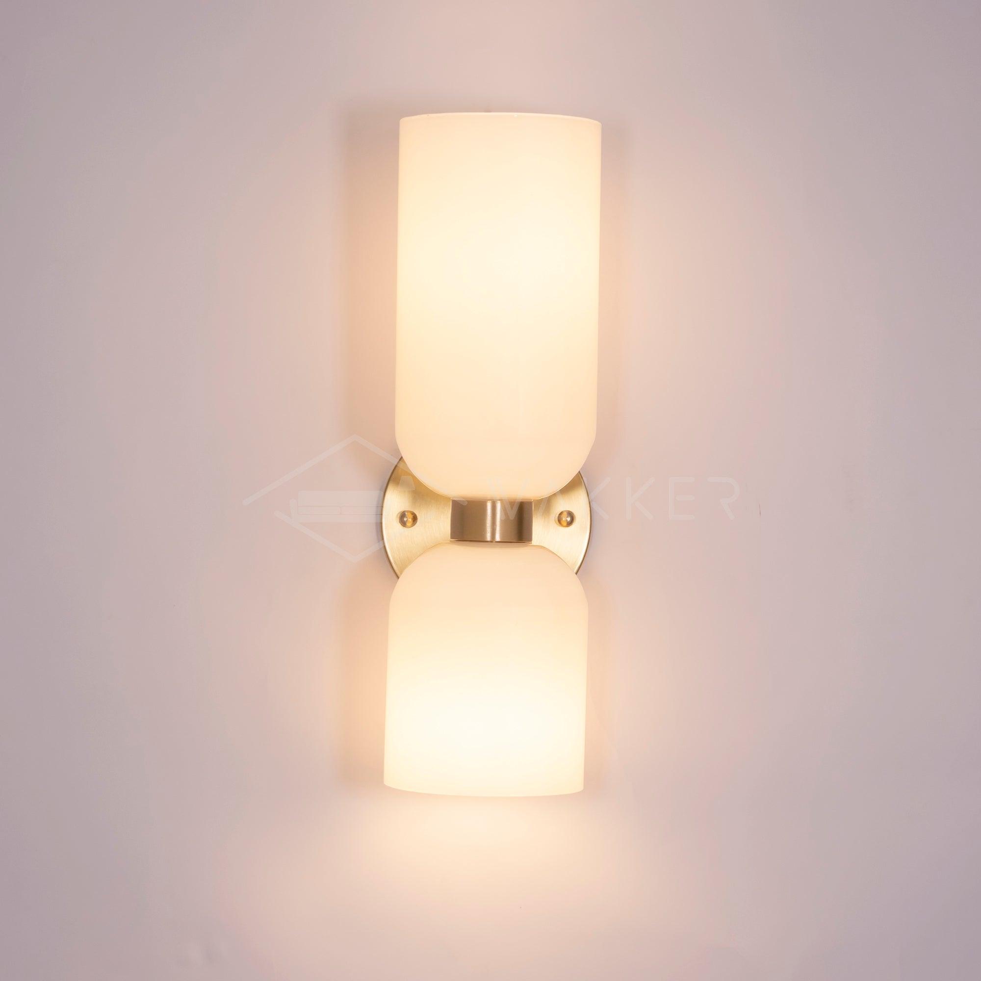 Edie moderne vegglampe – skulpturelt søyledesign, varm belysning