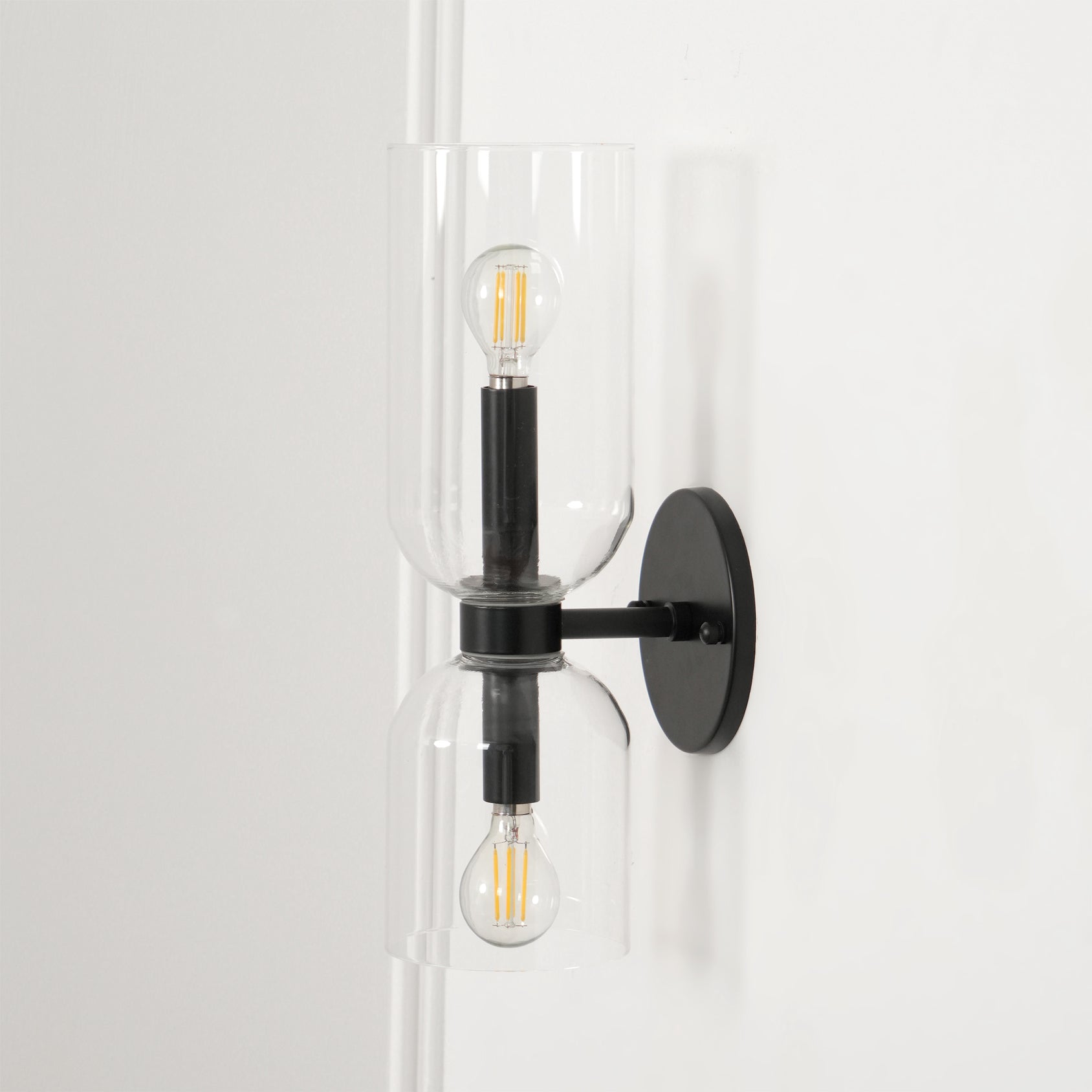Edie moderne vegglampe – skulpturelt søyledesign, varm belysning