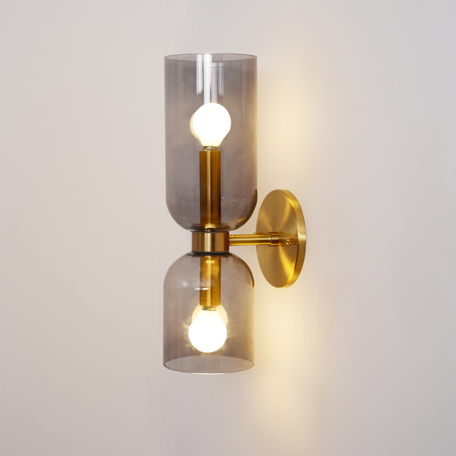 Edie moderne vegglampe – skulpturelt søyledesign, varm belysning
