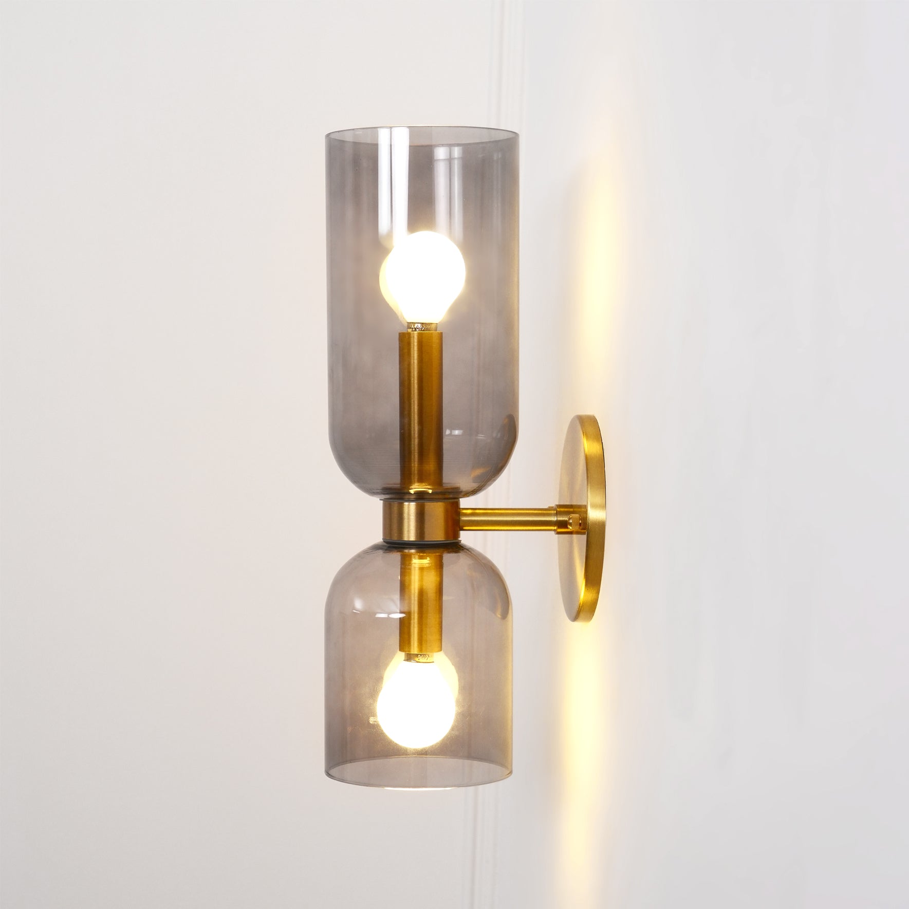 Edie moderne vegglampe – skulpturelt søyledesign, varm belysning