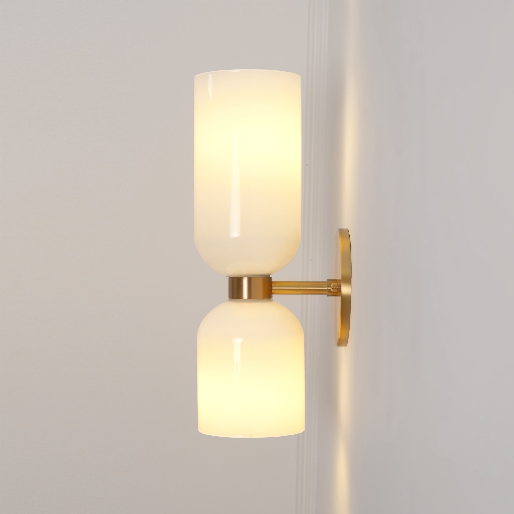 Edie moderne vegglampe – skulpturelt søyledesign, varm belysning