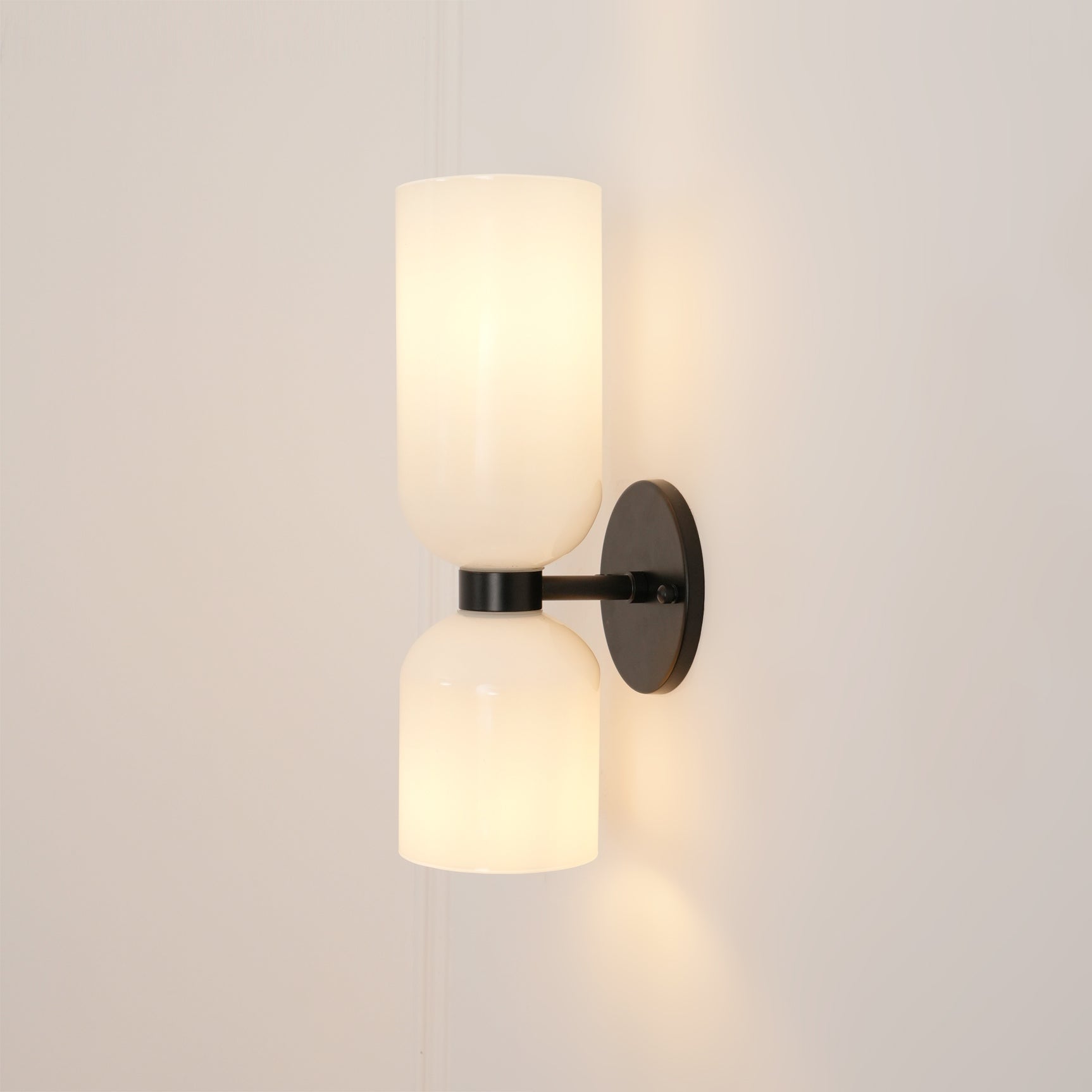 Edie moderne vegglampe – skulpturelt søyledesign, varm belysning
