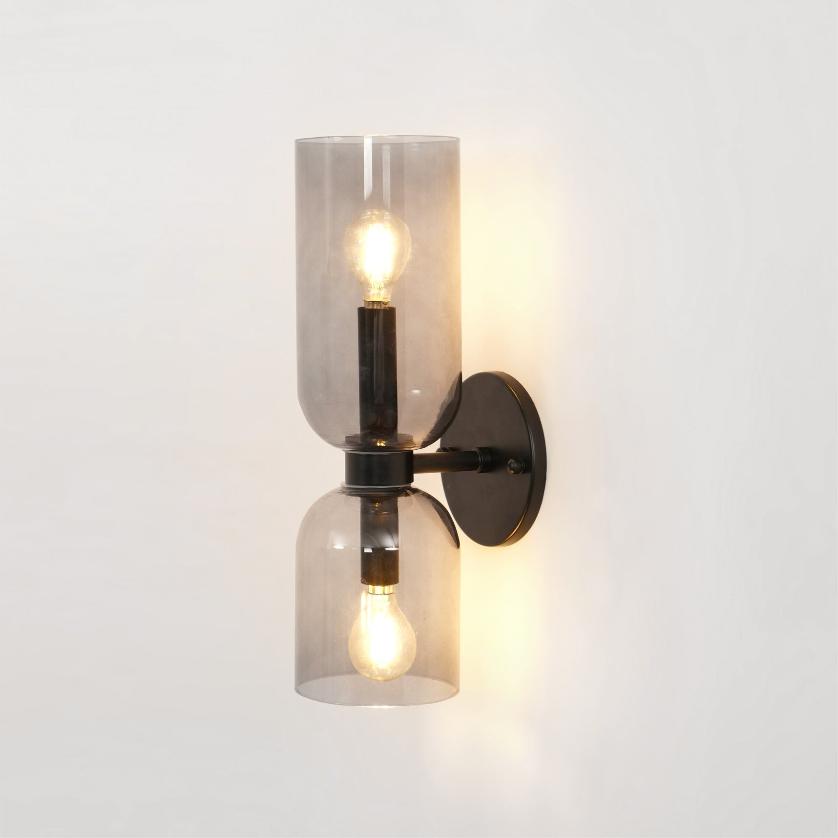 Edie moderne vegglampe – skulpturelt søyledesign, varm belysning