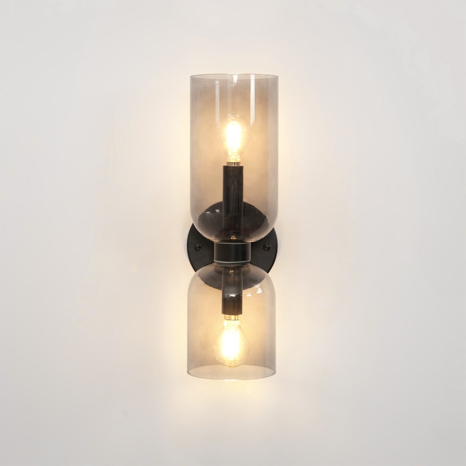 Edie moderne vegglampe – skulpturelt søyledesign, varm belysning