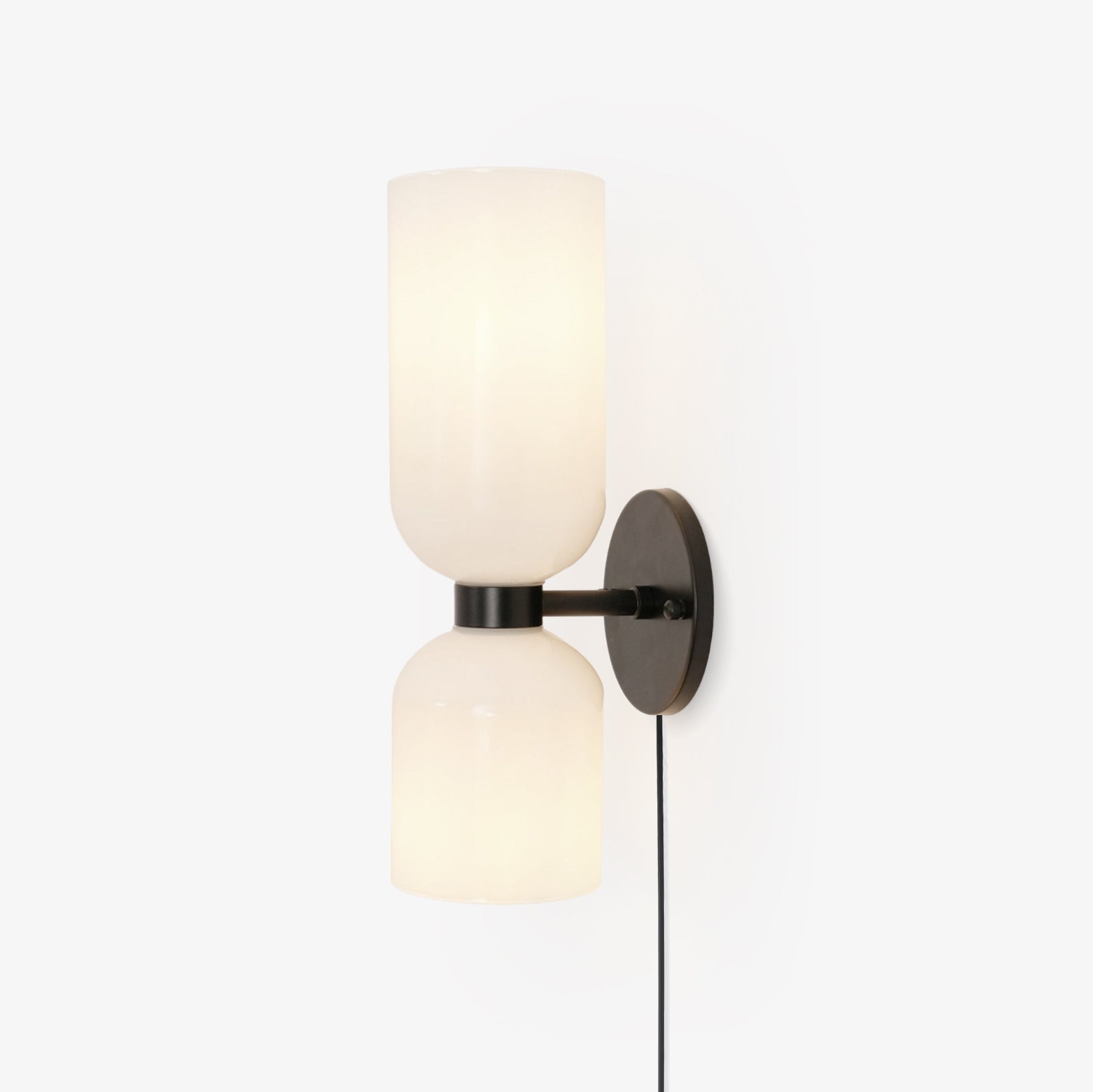Edie vägglampa med stickpropp – överdimensionerad toppkolonndesign