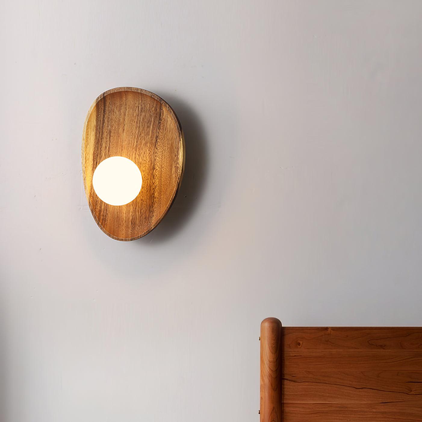 Nástěnné svítidlo Eivor — minimalistická silueta, měkké ambientní osvětlení