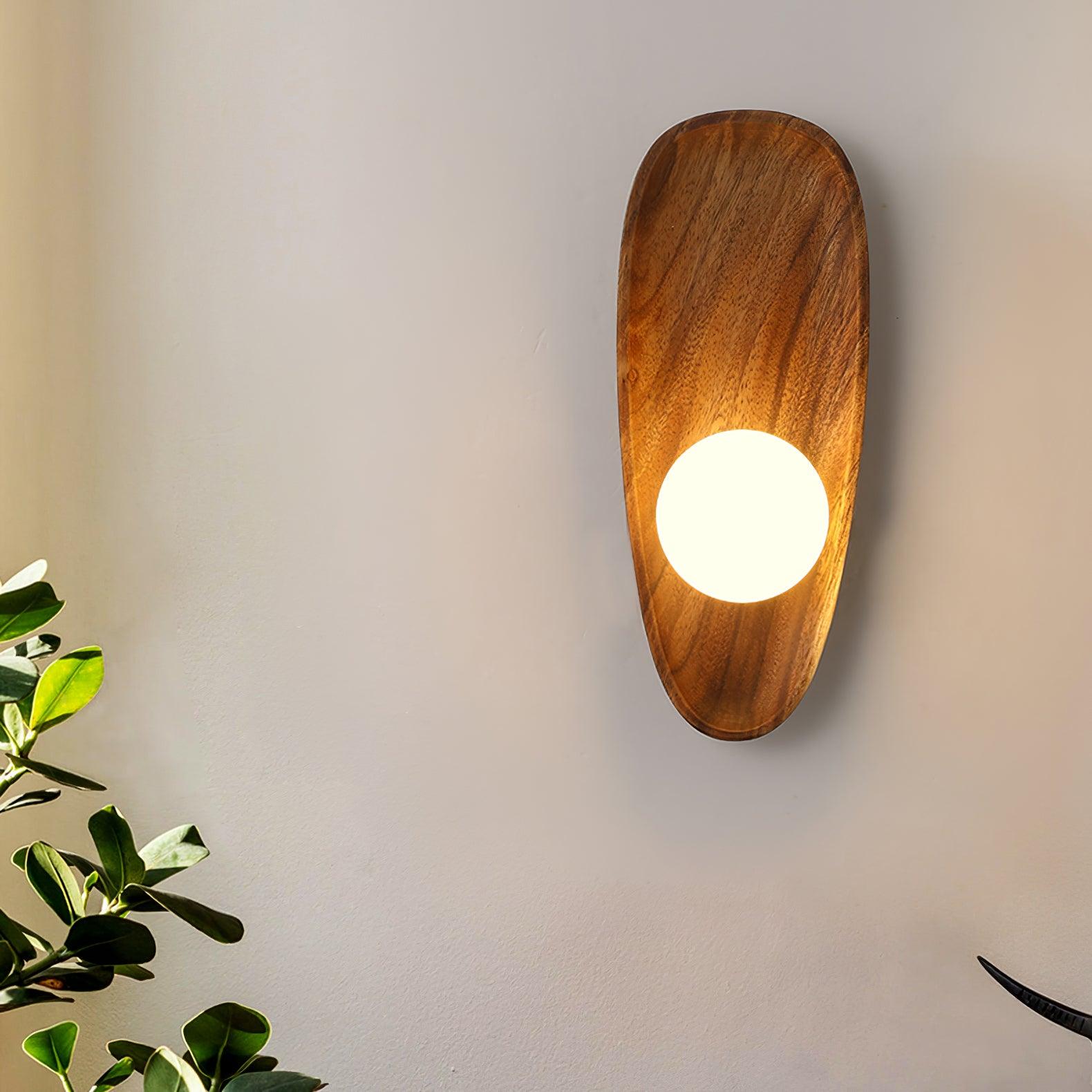 Nástěnné svítidlo Eivor — minimalistická silueta, měkké ambientní osvětlení