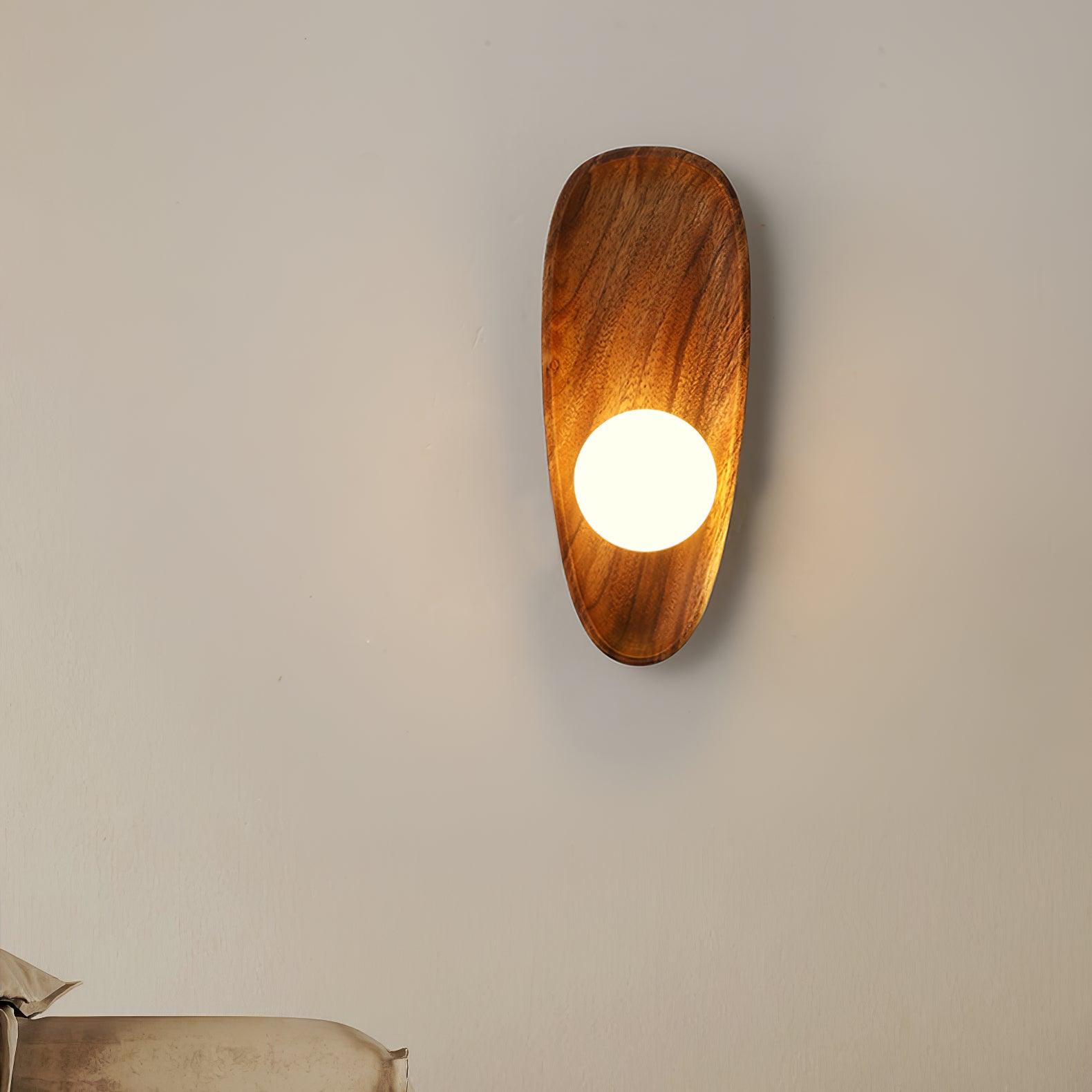 Nástěnné svítidlo Eivor — minimalistická silueta, měkké ambientní osvětlení