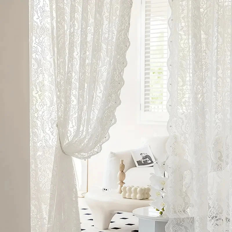 Elegant hvit gardin med blonder og perlepynt i form av en fønixhale, perfekt for stue og kjøkken.