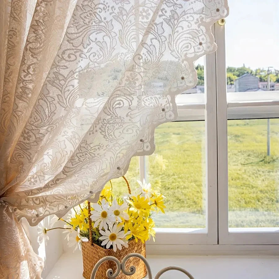 Elegant hvit gardin med blonder og perlepynt i form av en fønixhale, perfekt for stue og kjøkken.