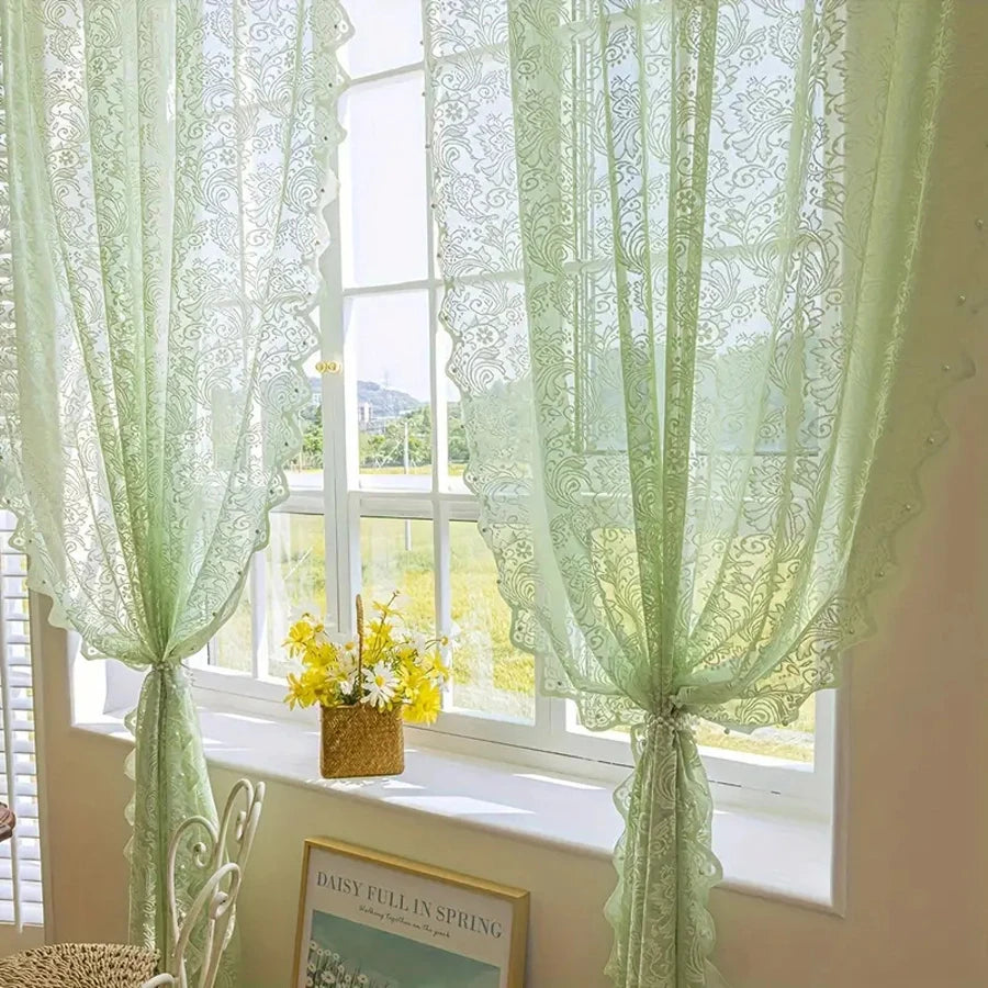 Elegant hvit gardin med blonder og perlepynt i form av en fønixhale, perfekt for stue og kjøkken.