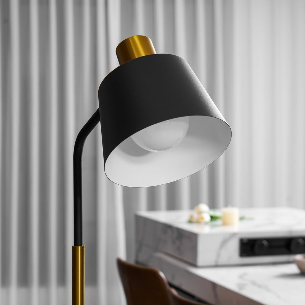 Stojací lampa Emmental — nastavitelný stínítko, štíhlý profil, černá základna