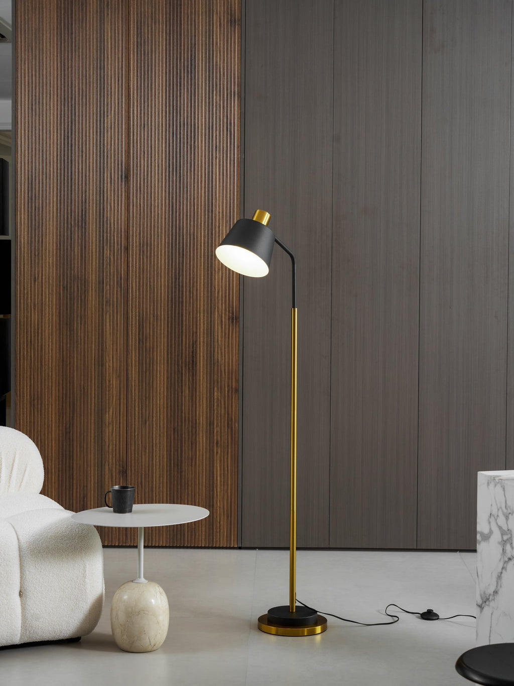 Stojací lampa Emmental — nastavitelný stínítko, štíhlý profil, černá základna