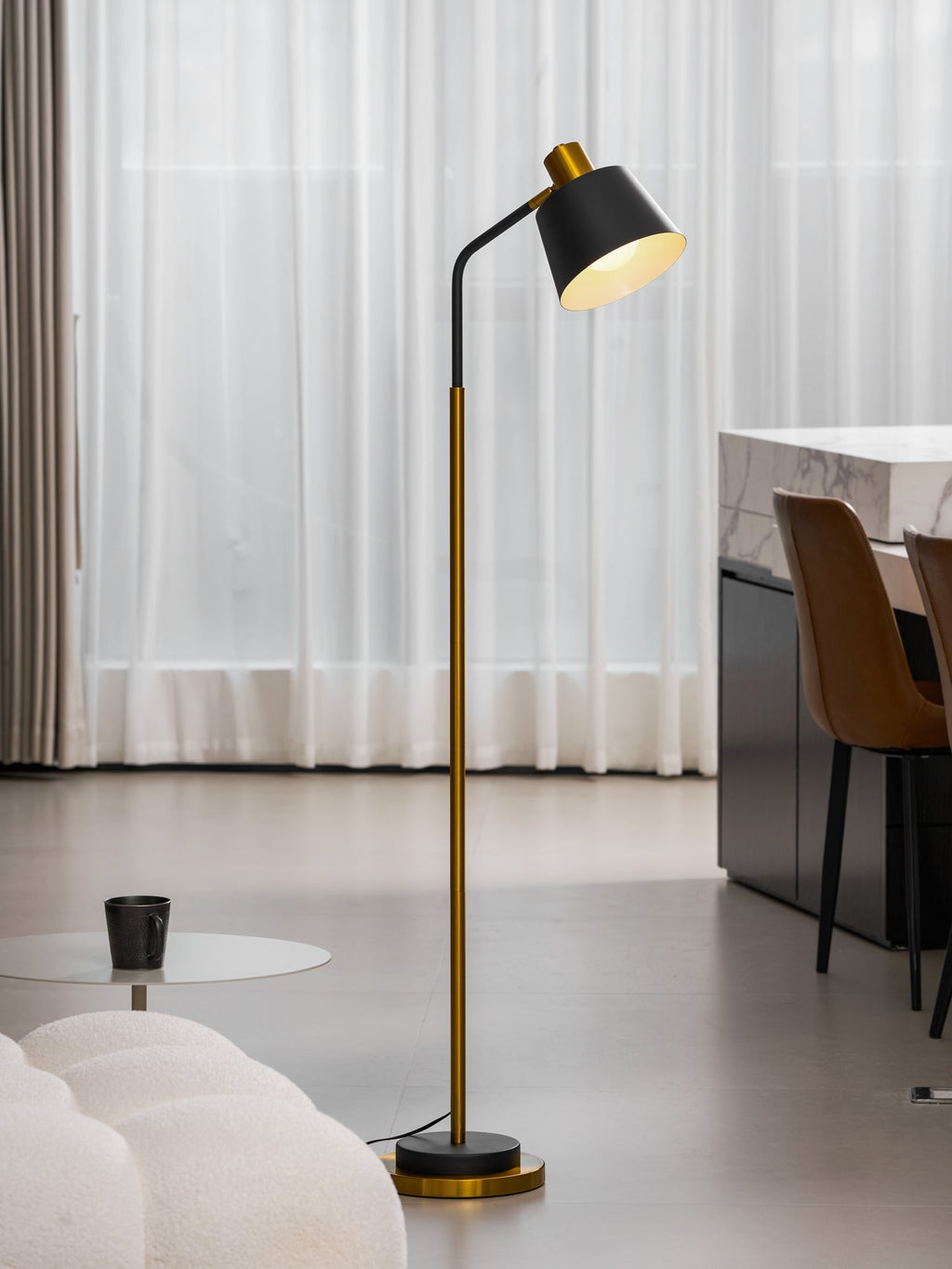 Stojací lampa Emmental — nastavitelný stínítko, štíhlý profil, černá základna