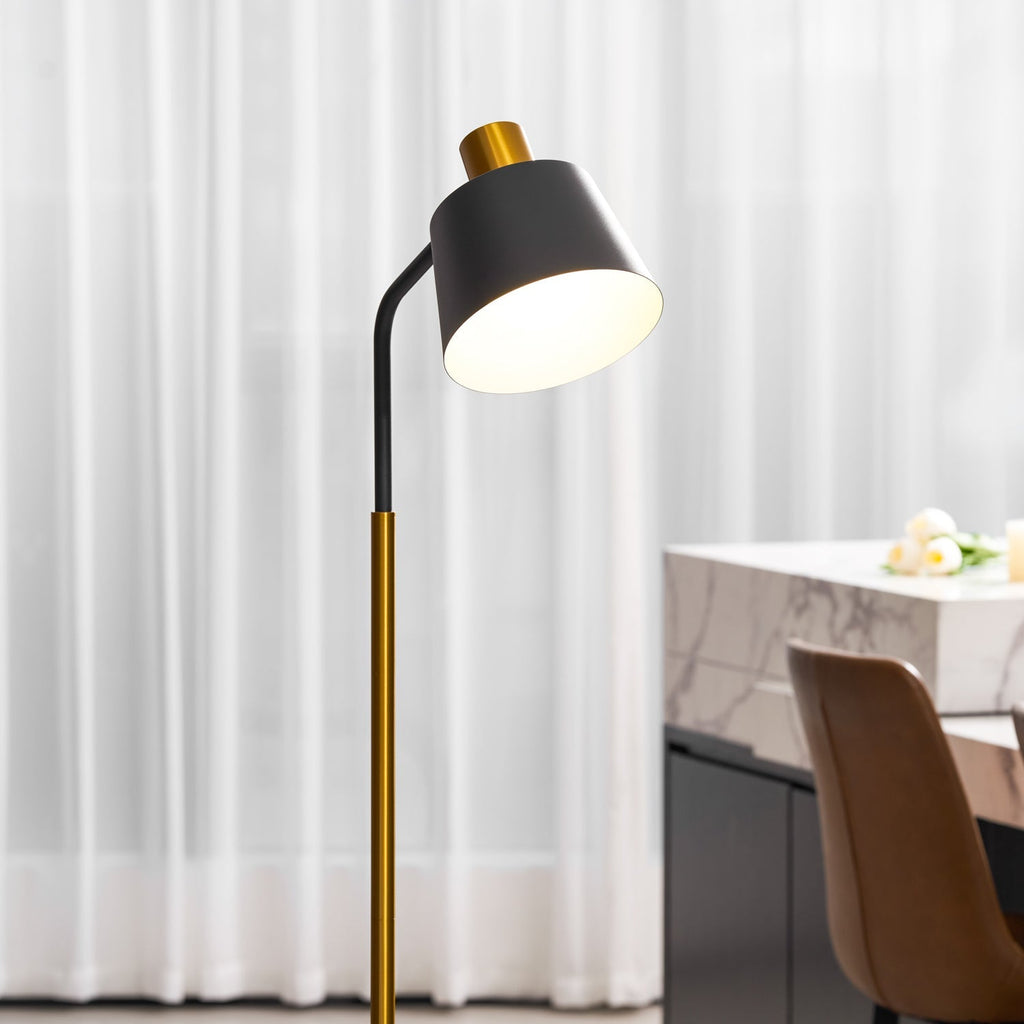 Stojací lampa Emmental — nastavitelný stínítko, štíhlý profil, černá základna