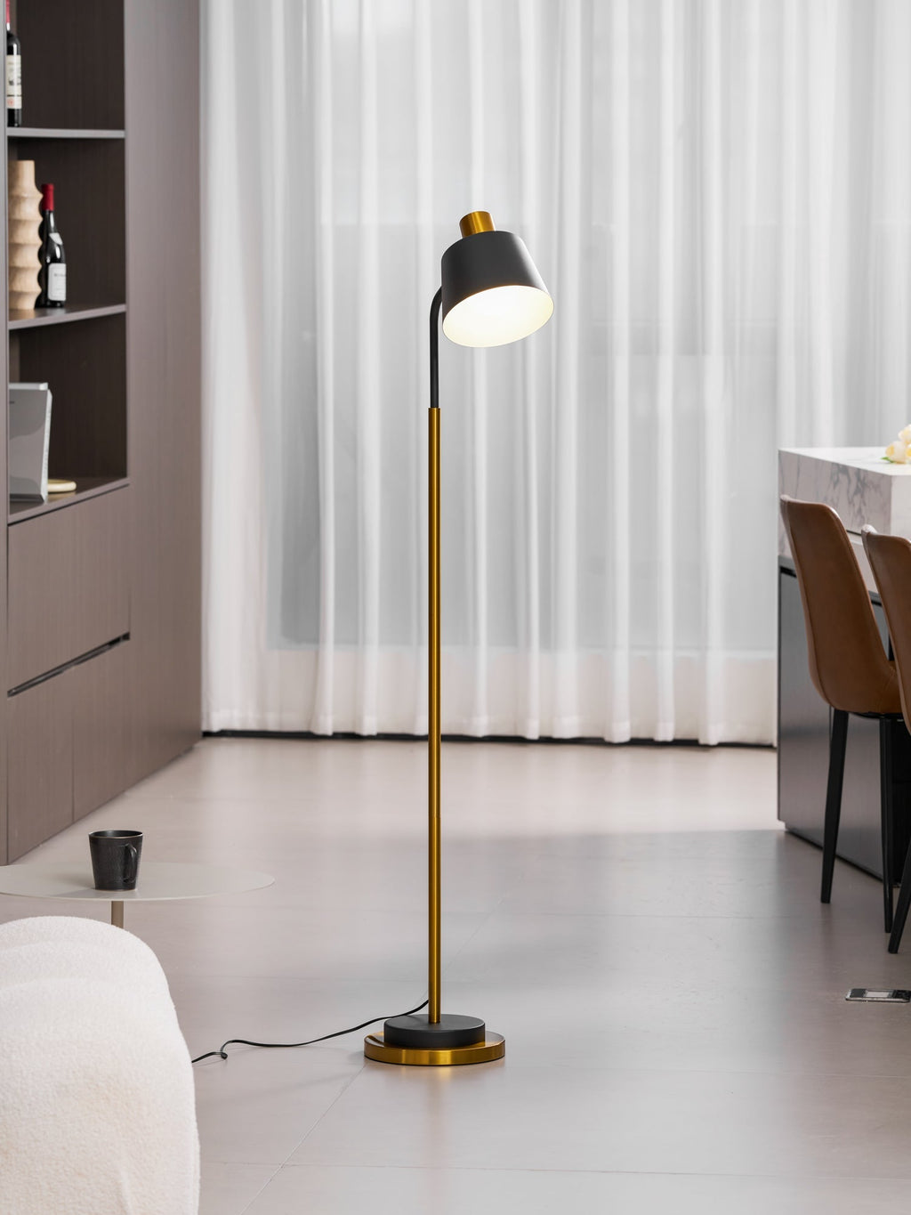 Stojací lampa Emmental — nastavitelný stínítko, štíhlý profil, černá základna