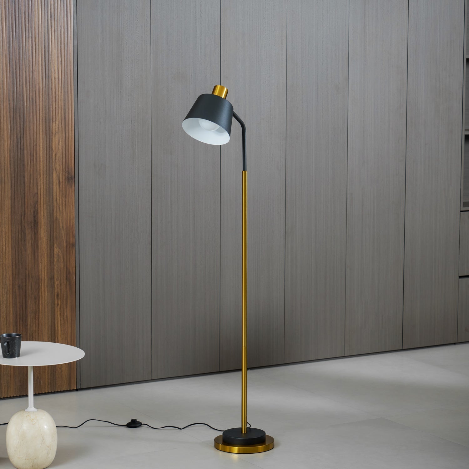 Stojací lampa Emmental — nastavitelný stínítko, štíhlý profil, černá základna