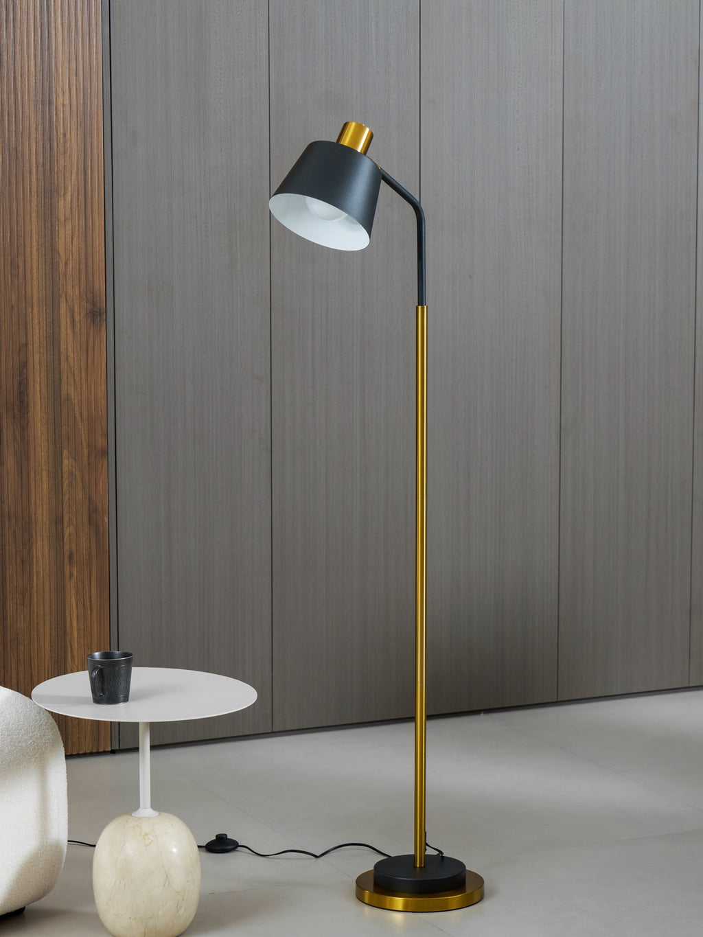 Stojací lampa Emmental — nastavitelný stínítko, štíhlý profil, černá základna