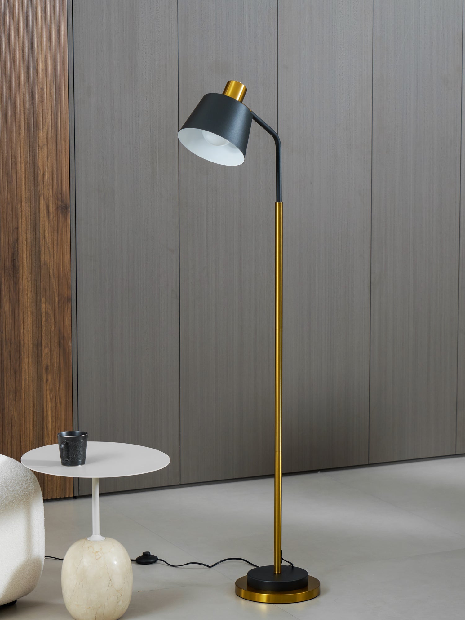 Stojací lampa Emmental — nastavitelný stínítko, štíhlý profil, černá základna