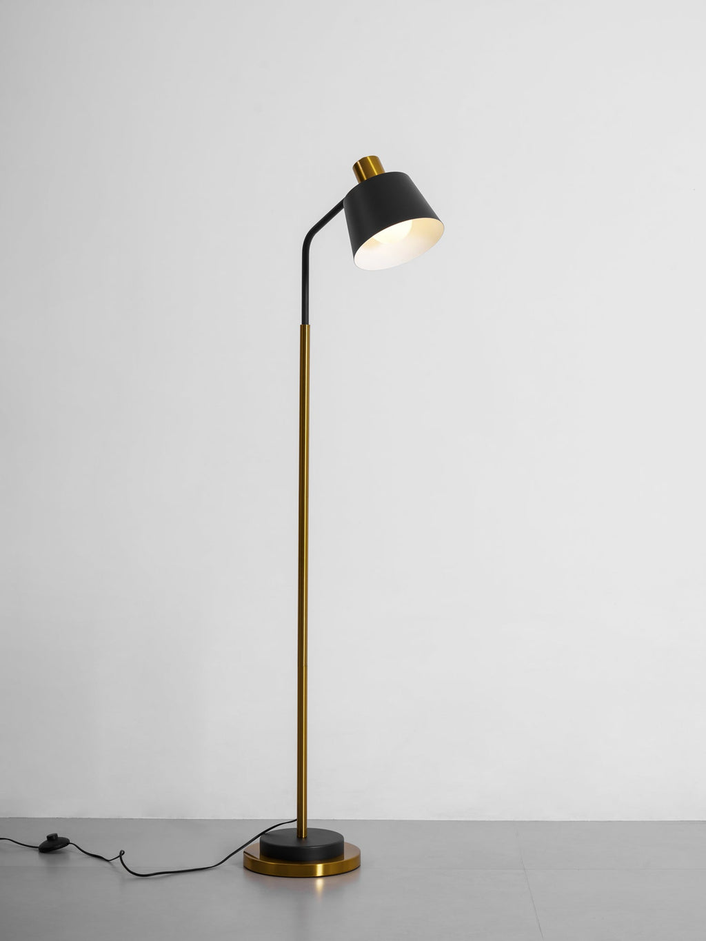 Stojací lampa Emmental — nastavitelný stínítko, štíhlý profil, černá základna