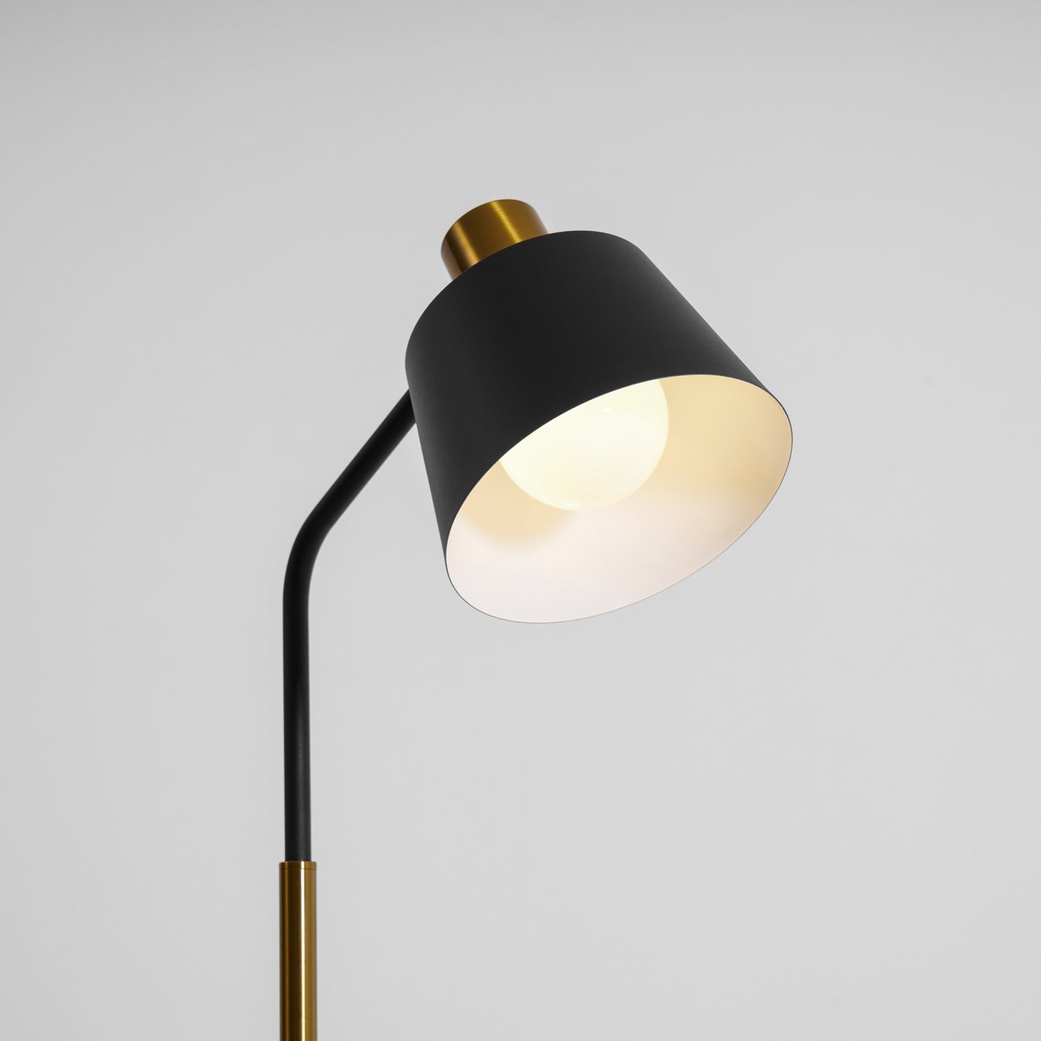 Stojací lampa Emmental — nastavitelný stínítko, štíhlý profil, černá základna