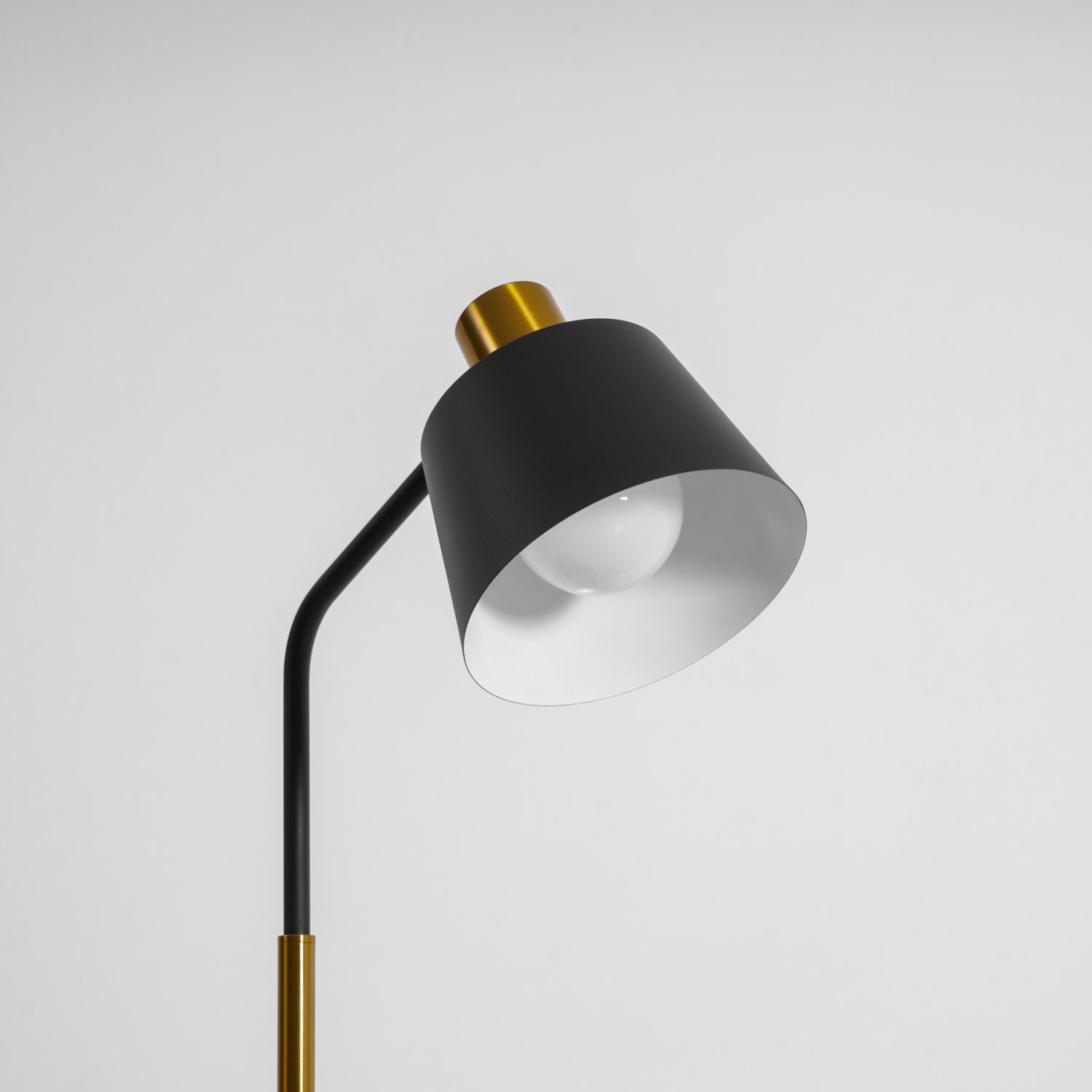Stojací lampa Emmental — nastavitelný stínítko, štíhlý profil, černá základna