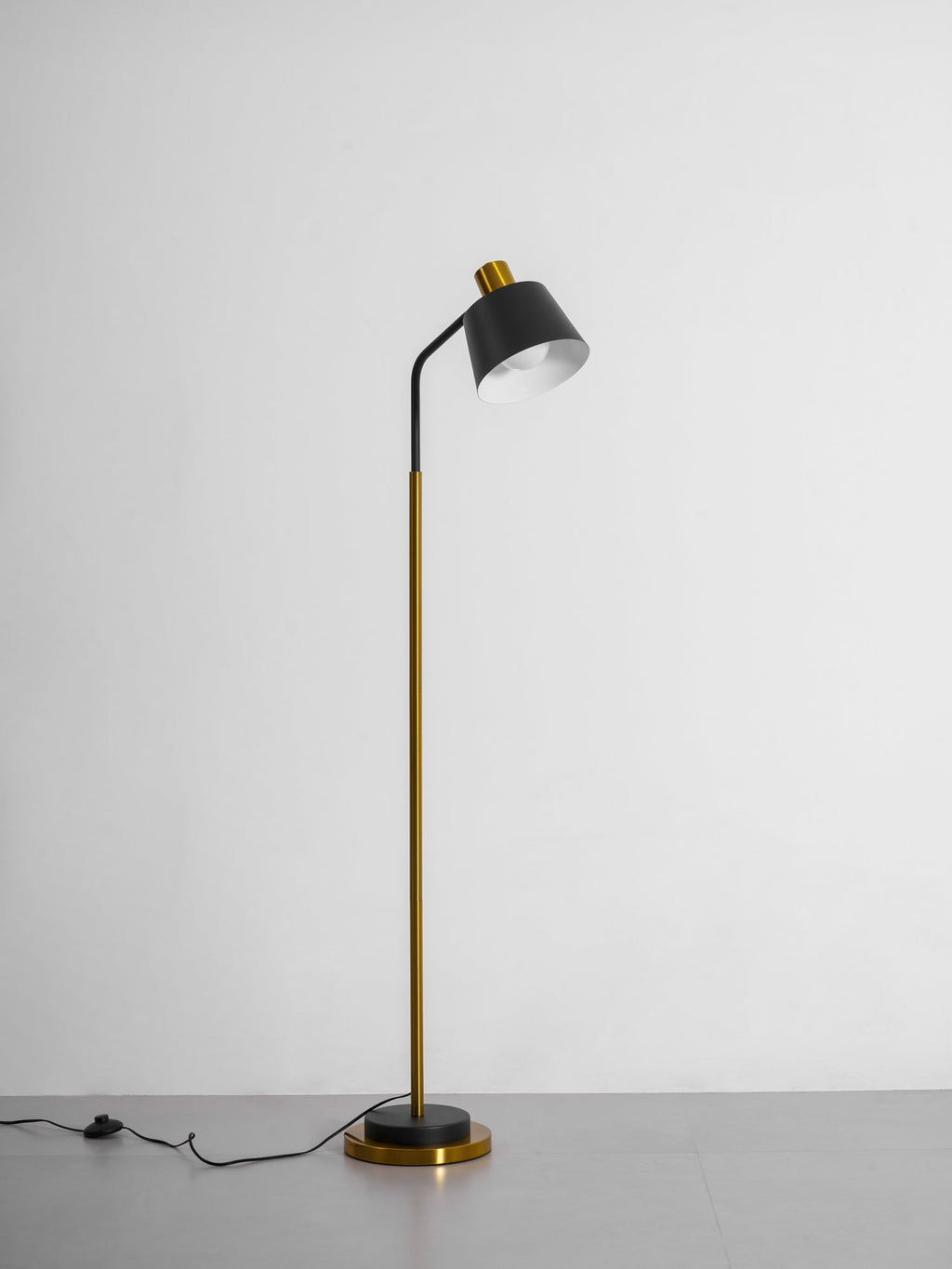 Stojací lampa Emmental — nastavitelný stínítko, štíhlý profil, černá základna