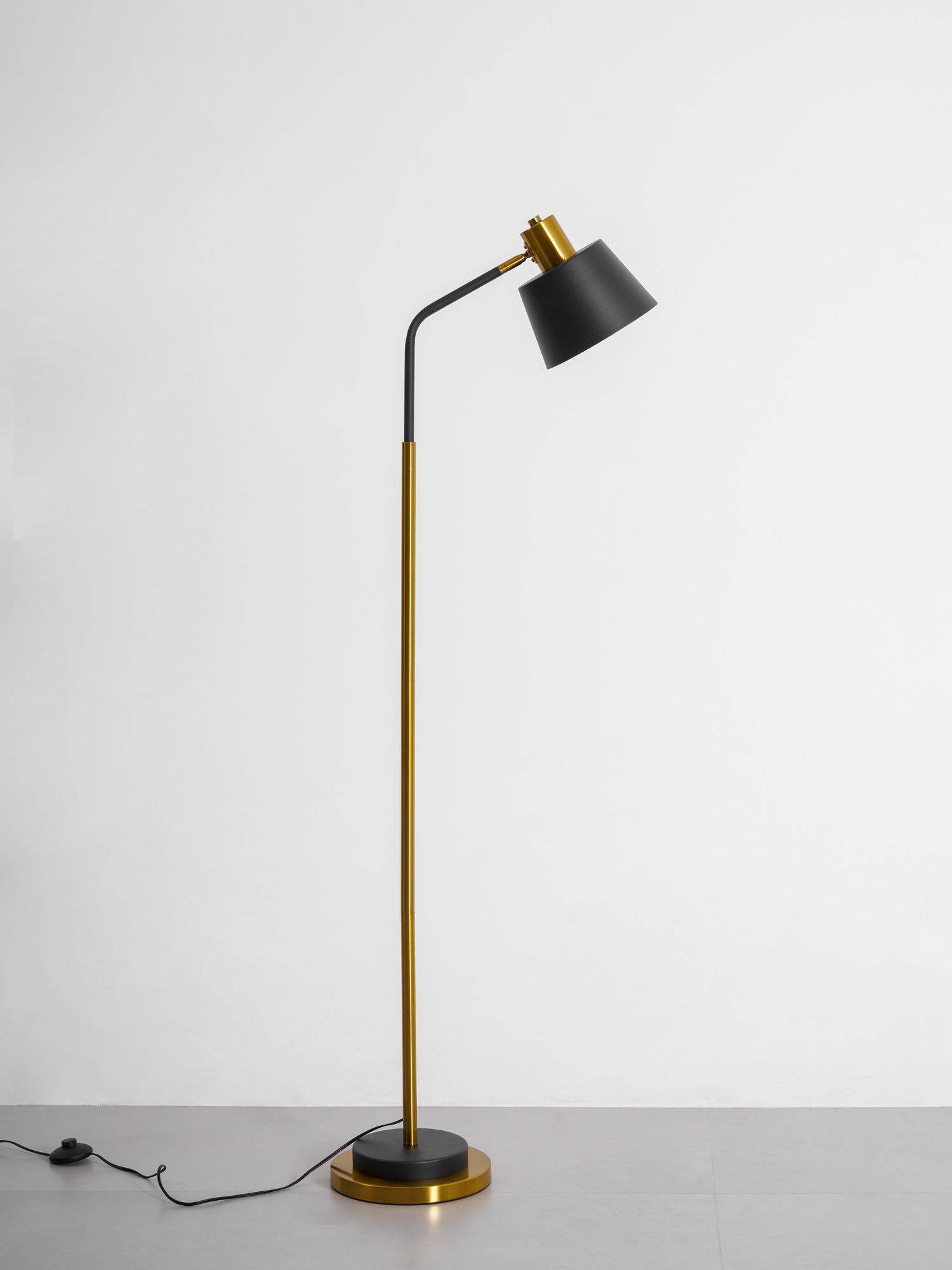 Stojací lampa Emmental — nastavitelný stínítko, štíhlý profil, černá základna