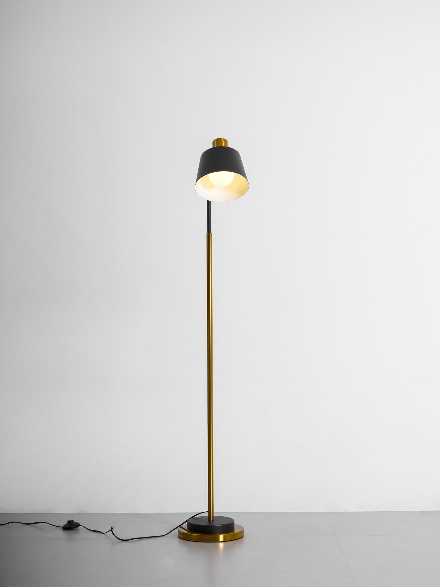 Stojací lampa Emmental — nastavitelný stínítko, štíhlý profil, černá základna