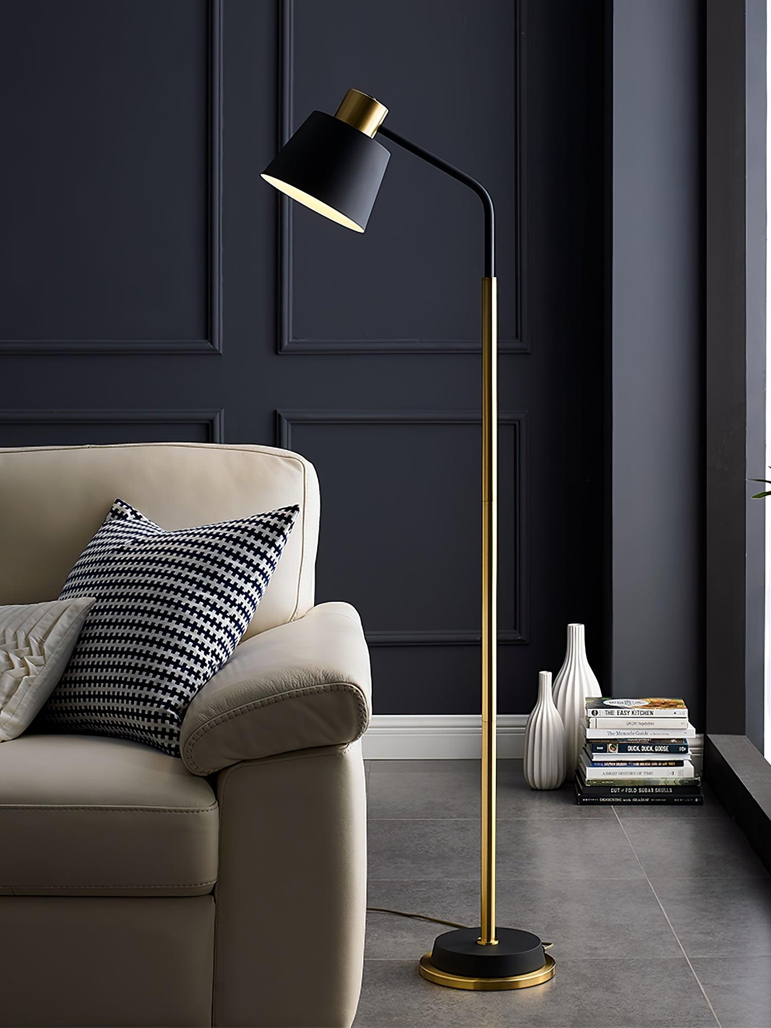 Stojací lampa Emmental — nastavitelný stínítko, štíhlý profil, černá základna