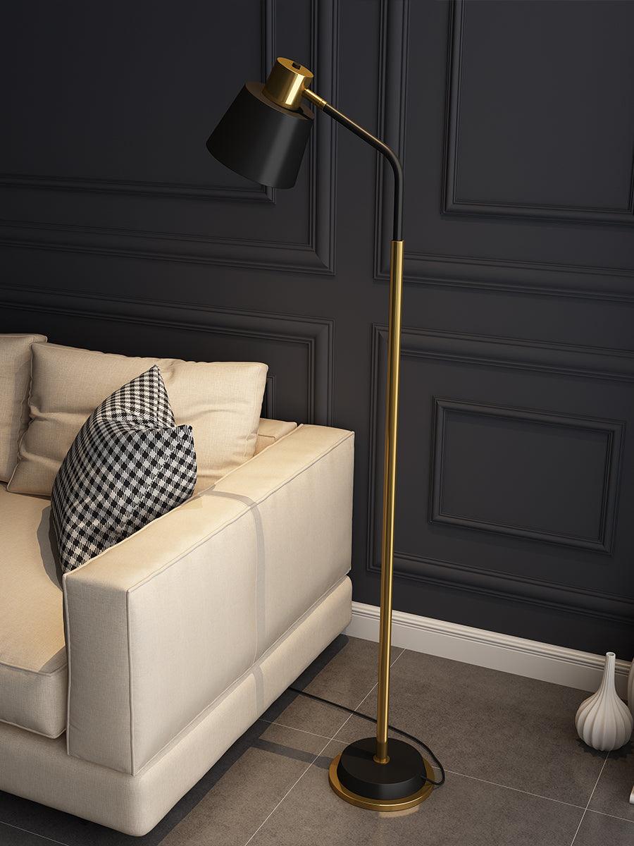 Stojací lampa Emmental — nastavitelný stínítko, štíhlý profil, černá základna